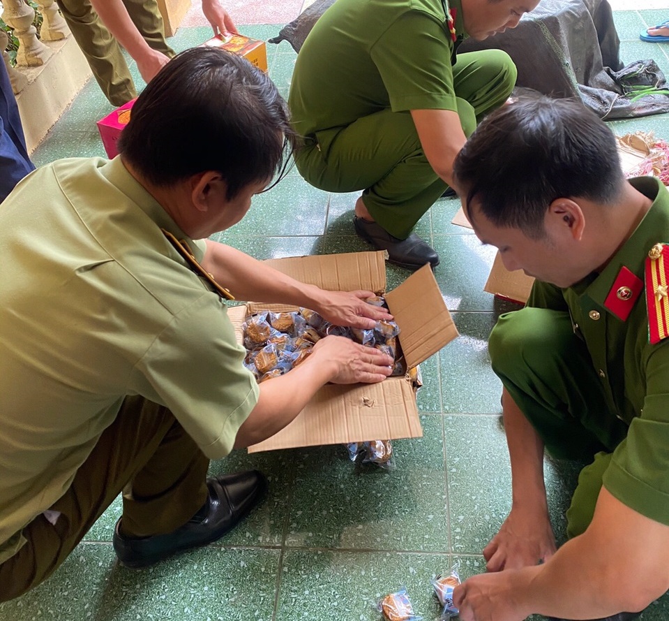 Hà Nội: Bắt giữ hàng tấn bánh Trung thu và hộp trà hoa quả uống liền không rõ nguồn gốc - Ảnh 3. Hà Nội: Bắt giữ hàng tấn bánh Trung thu và hộp trà hoa quả uống liền không rõ nguồn gốc - Ảnh 3.