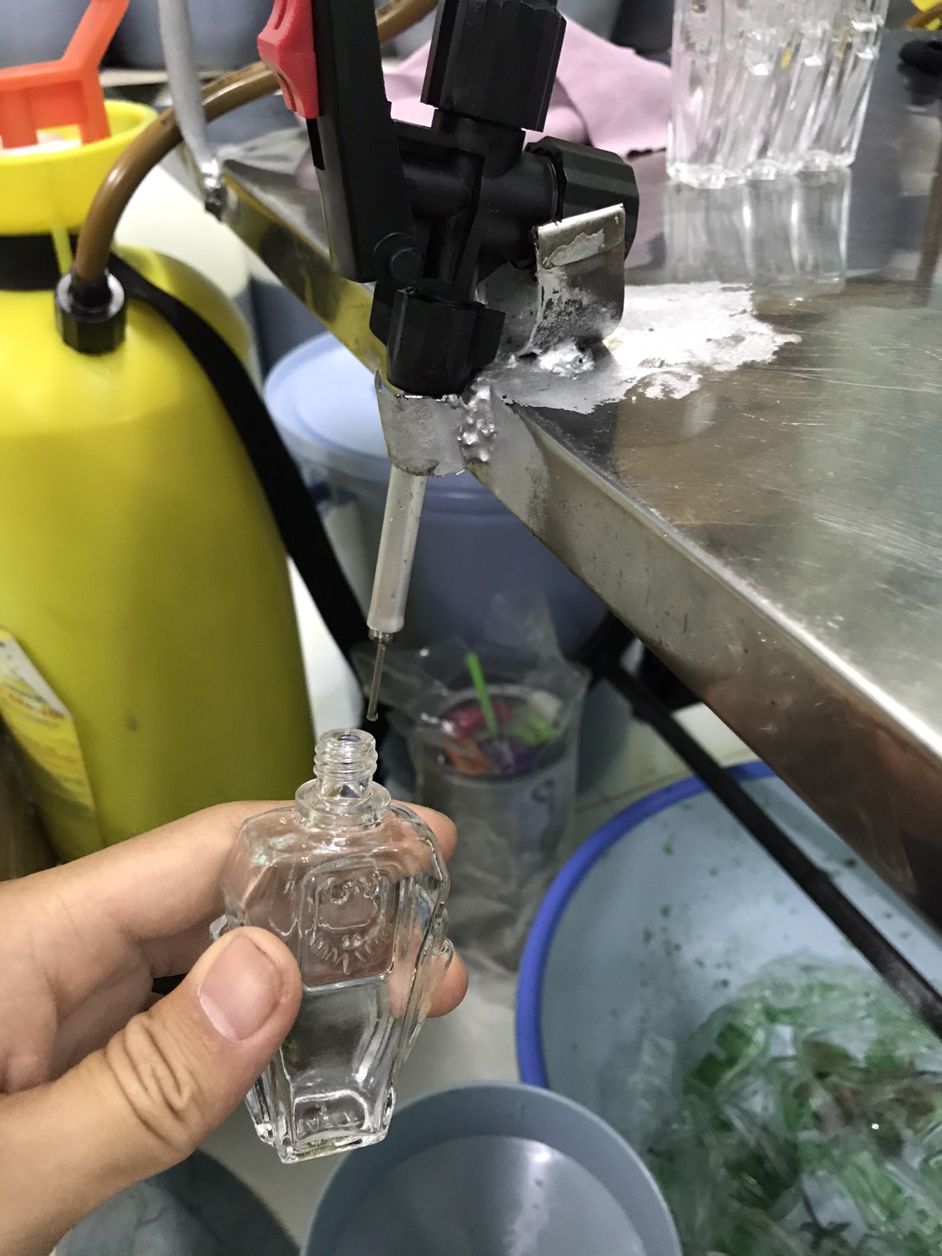 Phát hiện cơ sở sản xuất dầu gió xanh với số lượng lớn mang giả các nhãn hiệu nổi tiếng - Ảnh 2. Phát hiện cơ sở sản xuất dầu gió xanh với số lượng lớn mang giả các nhãn hiệu nổi tiếng - Ảnh 2.