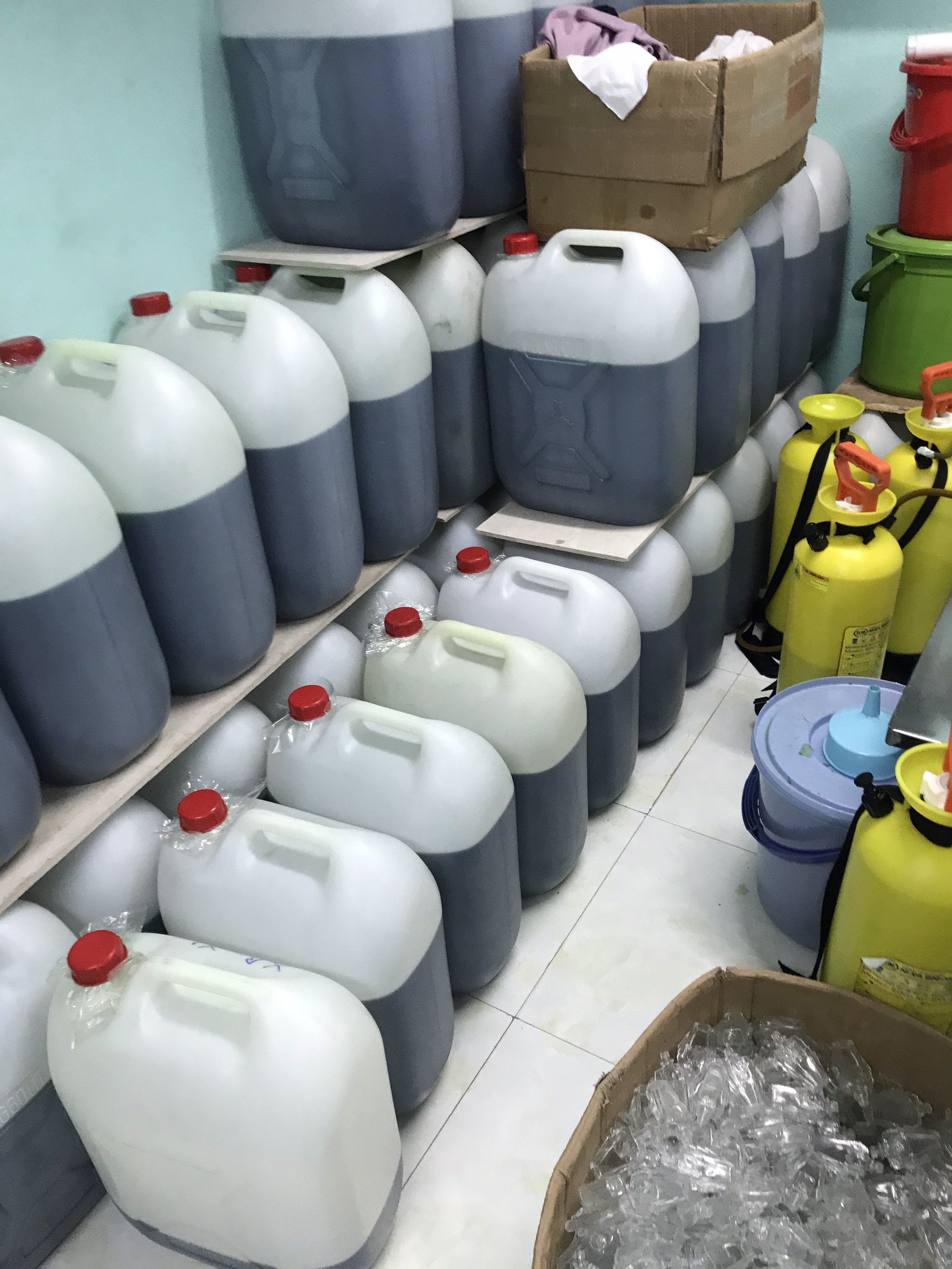 Phát hiện cơ sở sản xuất dầu gió xanh với số lượng lớn mang giả các nhãn hiệu nổi tiếng - Ảnh 3. Phát hiện cơ sở sản xuất dầu gió xanh với số lượng lớn mang giả các nhãn hiệu nổi tiếng - Ảnh 3.