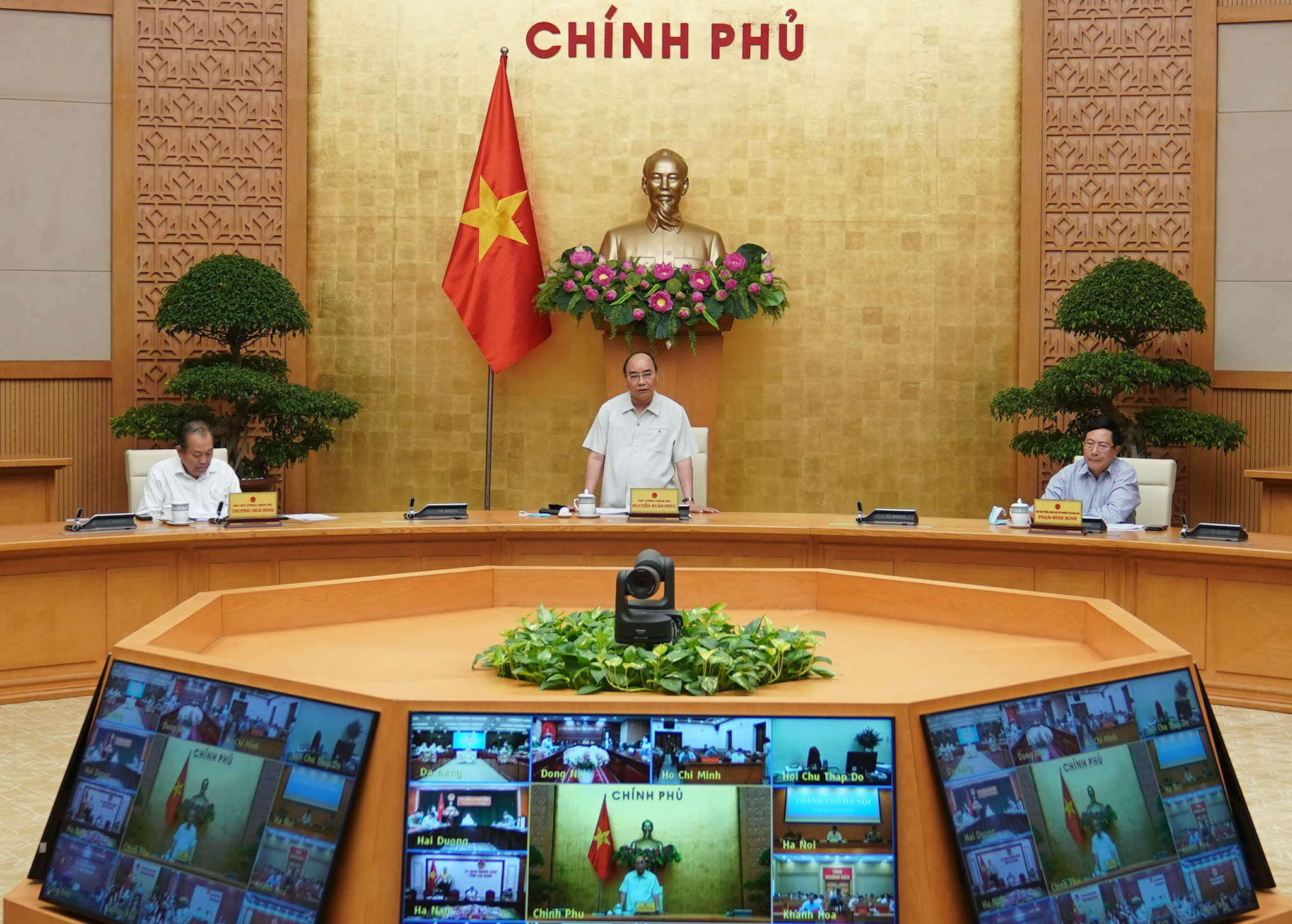 Thủ tướng: Cần xem xét tăng dần chuyến bay đến các nước, kể cả thương mại - Ảnh 1.