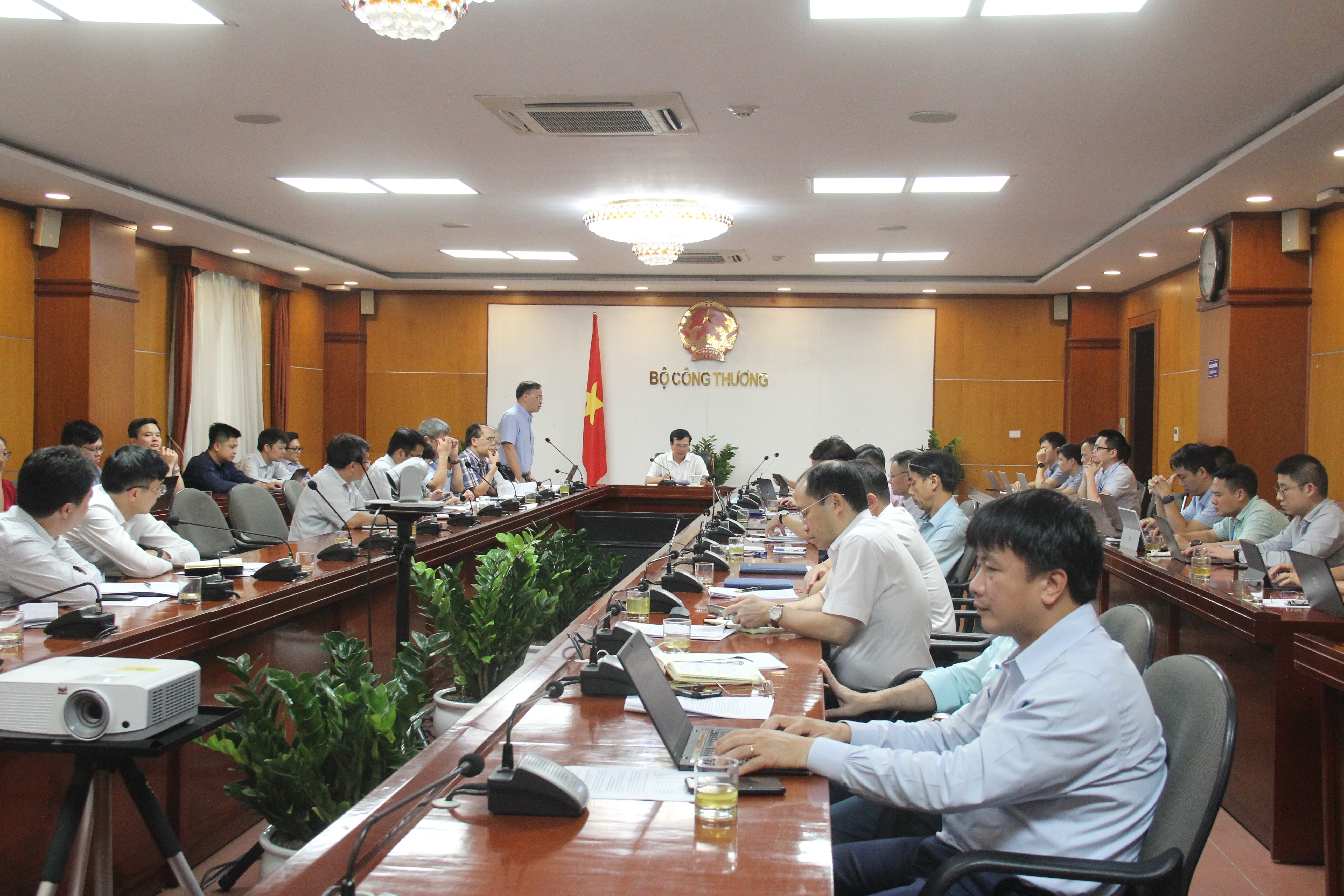 Bộ Công Thương yêu cầu đáp ứng đủ điện cho doanh nghiệp sản xuất kinh doanh - Ảnh 1. Bộ Công Thương yêu cầu đáp ứng đủ điện cho doanh nghiệp sản xuất kinh doanh - Ảnh 1.