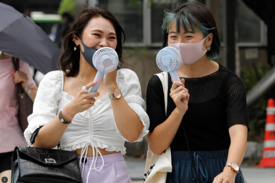 Việc đeo khẩu trang trong thời tiết nắng nóng tiềm ẩn những nguy hại về sức khỏe. (Ảnh: Thomson Reuters). Việc đeo khẩu trang trong thời tiết nắng nóng tiềm ẩn những nguy hại về sức khỏe. (Ảnh: Thomson Reuters).