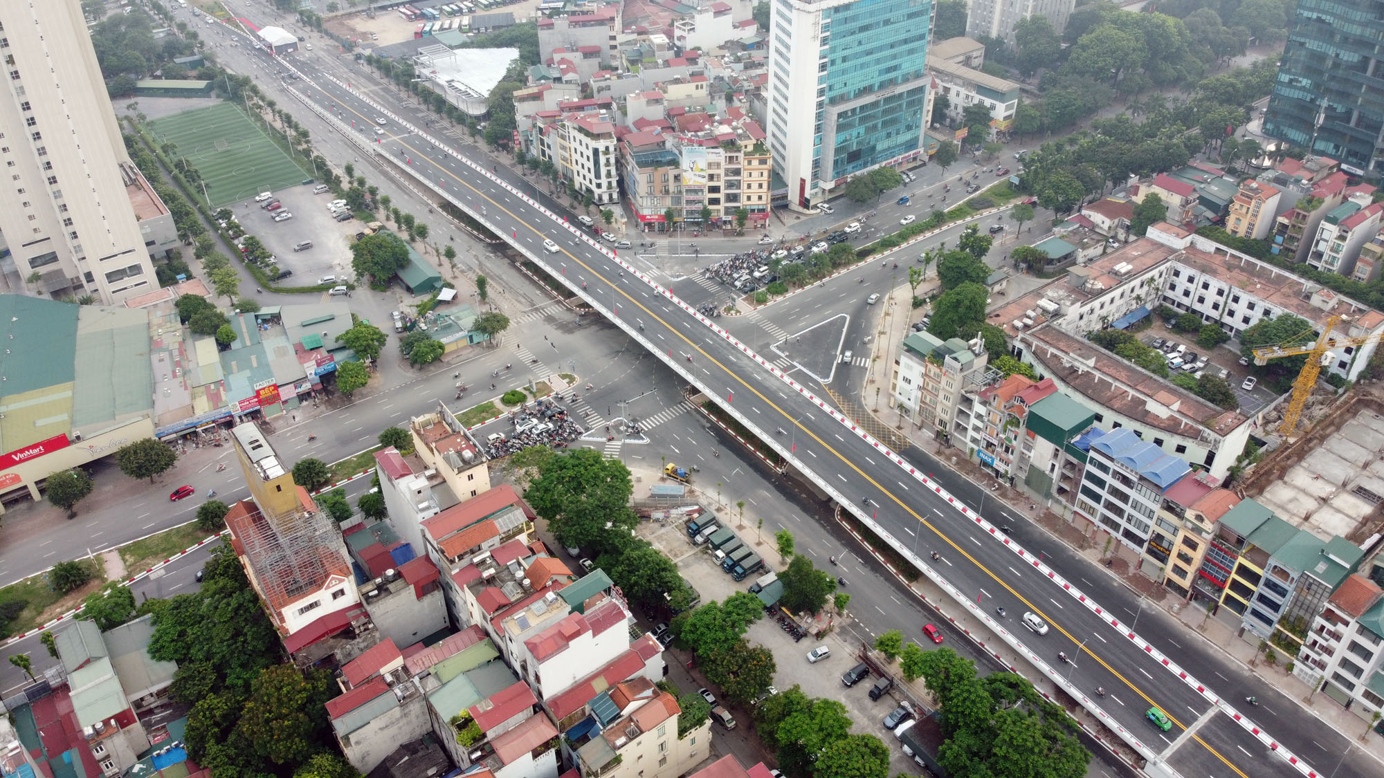 Cầu vượt nút giao Nguyễn Văn Huyên - Hoàng Quốc Việt thông xe - Ảnh 1.