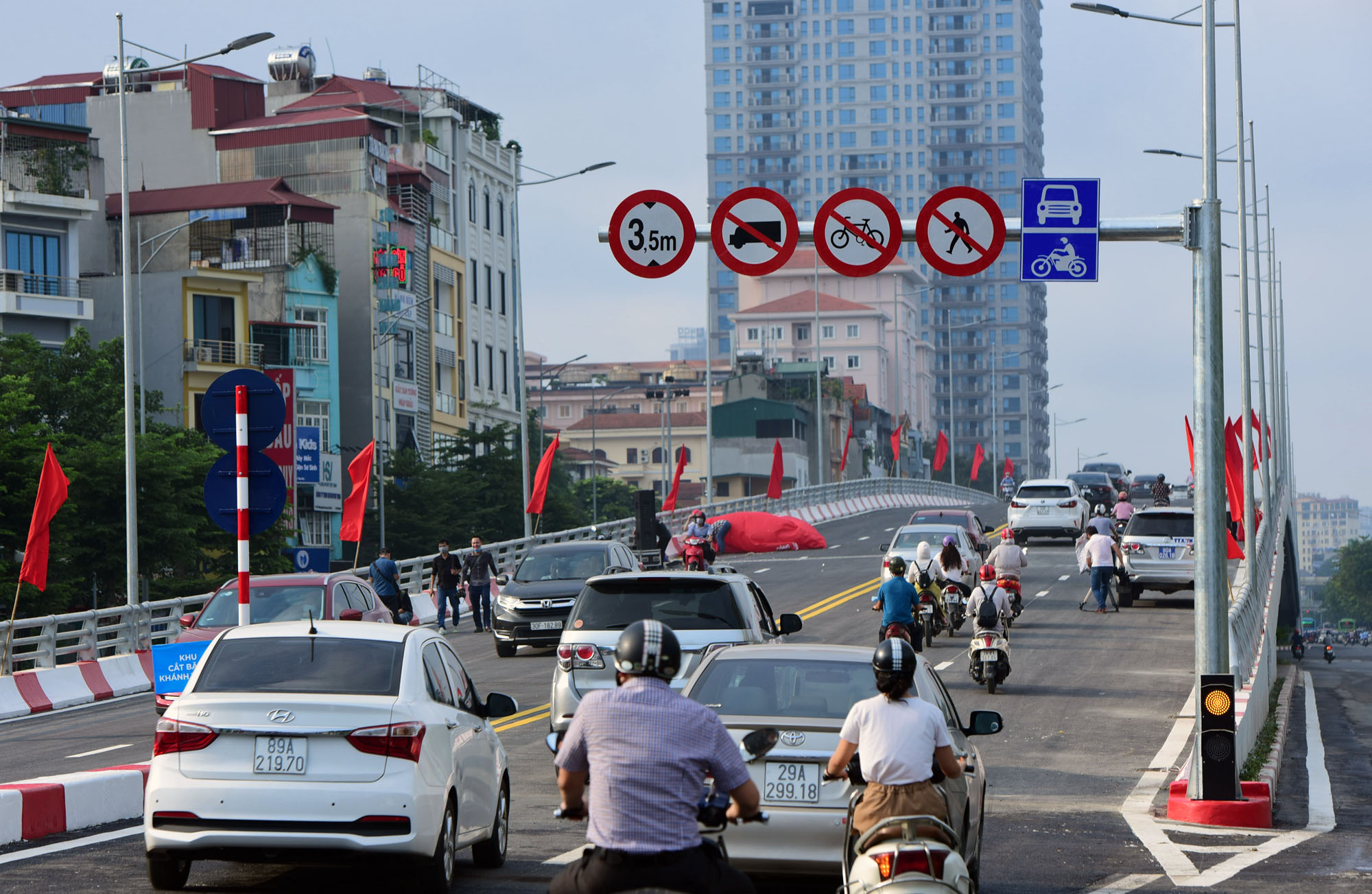 Cầu vượt nút giao Nguyễn Văn Huyên - Hoàng Quốc Việt thông xe - Ảnh 12.
