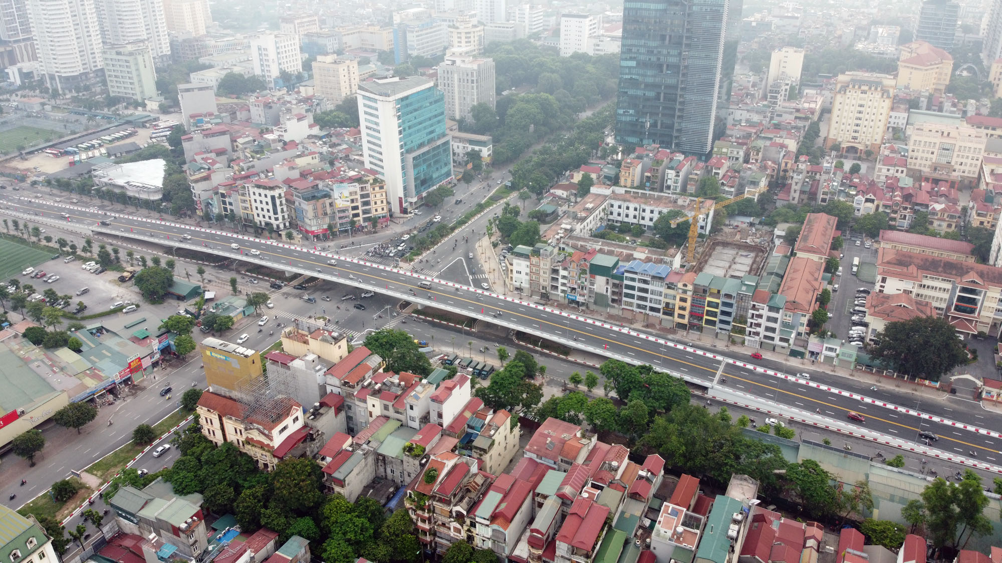 Cầu vượt nút giao Nguyễn Văn Huyên - Hoàng Quốc Việt thông xe - Ảnh 14.