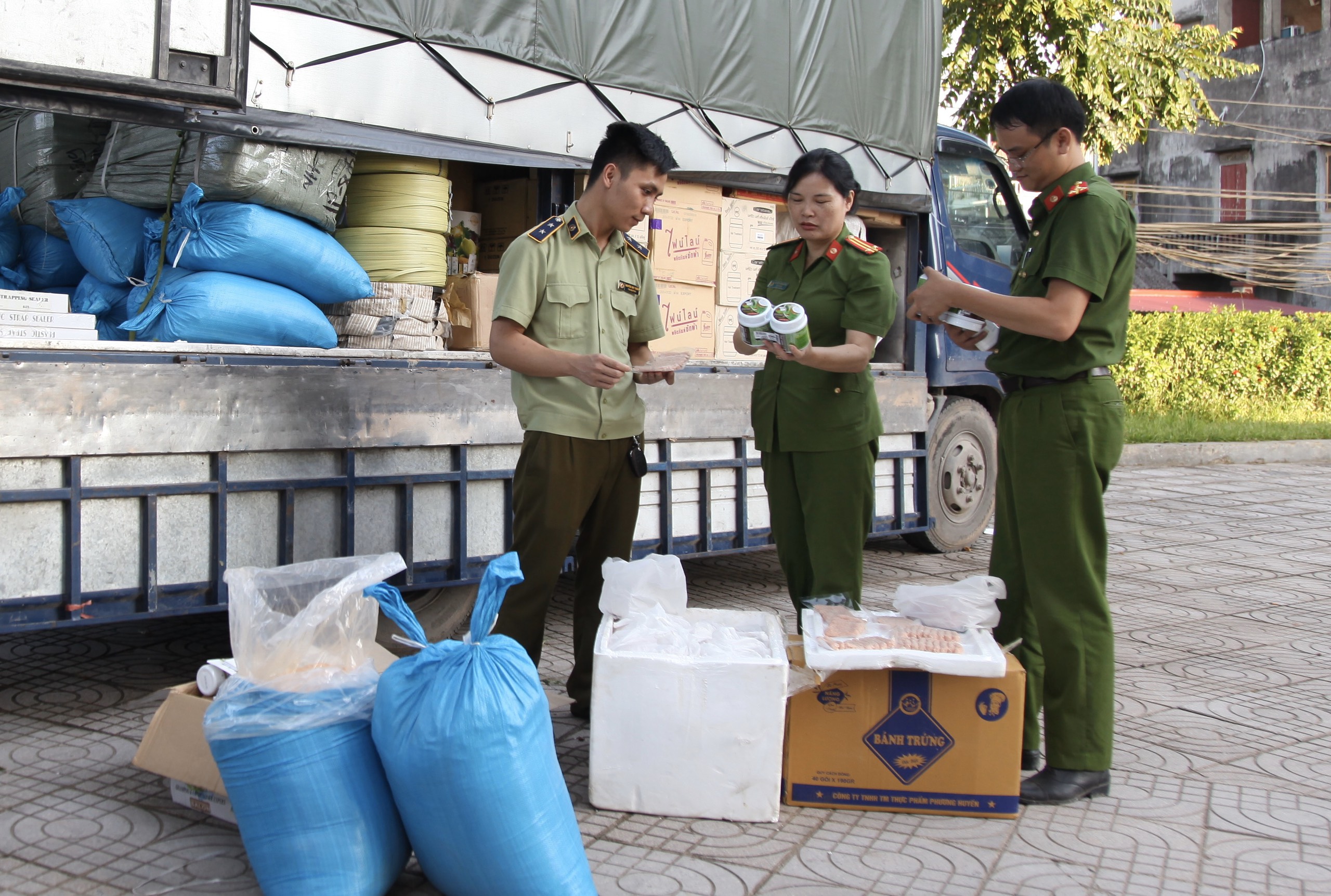 Thu giữ 45kg nem chua và 750kg muối chấm gia vị không rõ nguồn gốc xuất xứ - Ảnh 1. Thu giữ 45kg nem chua và 750kg muối chấm gia vị không rõ nguồn gốc xuất xứ - Ảnh 1.