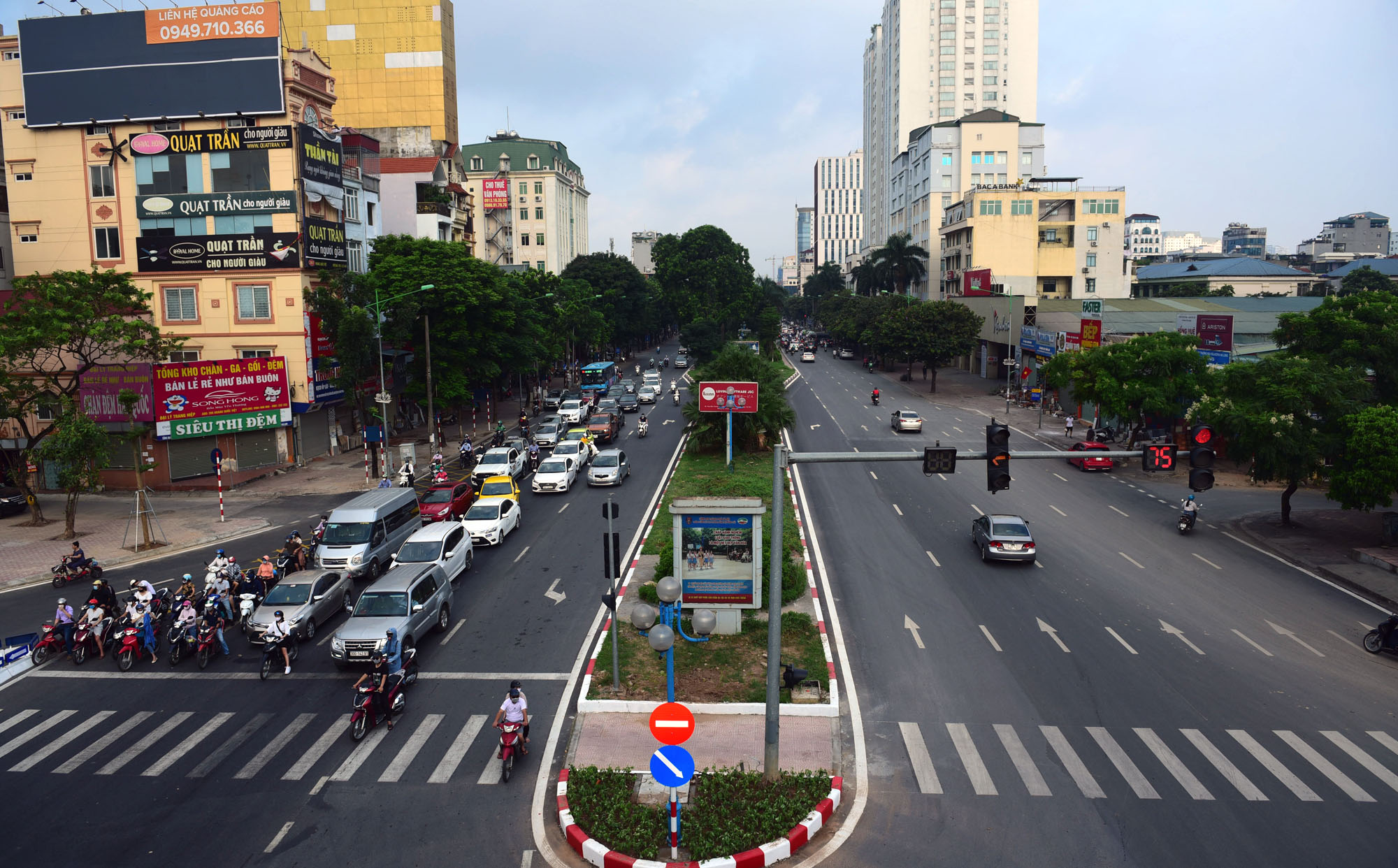 Cầu vượt nút giao Nguyễn Văn Huyên - Hoàng Quốc Việt thông xe - Ảnh 16.