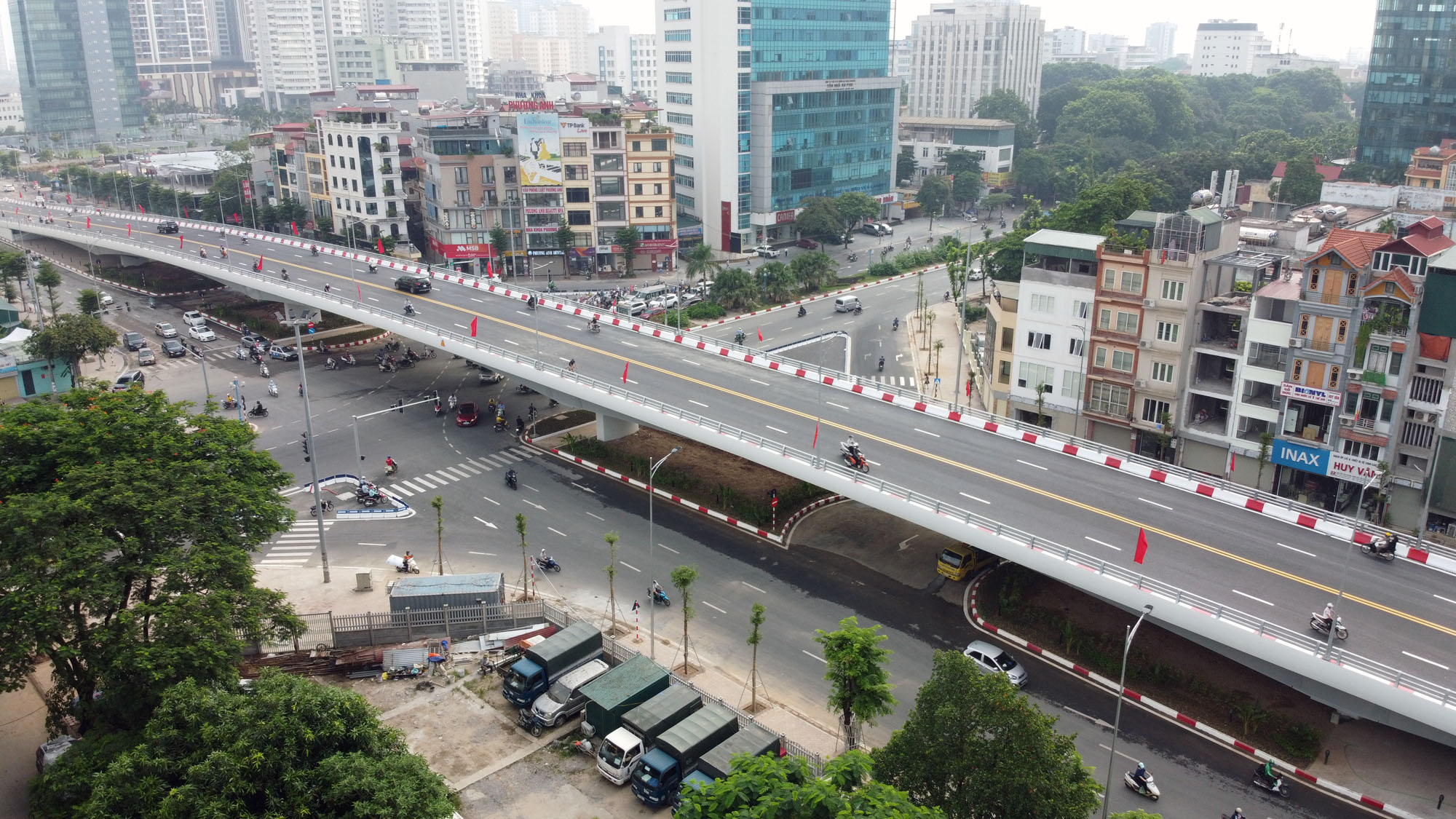 Cầu vượt nút giao Nguyễn Văn Huyên - Hoàng Quốc Việt thông xe - Ảnh 7.