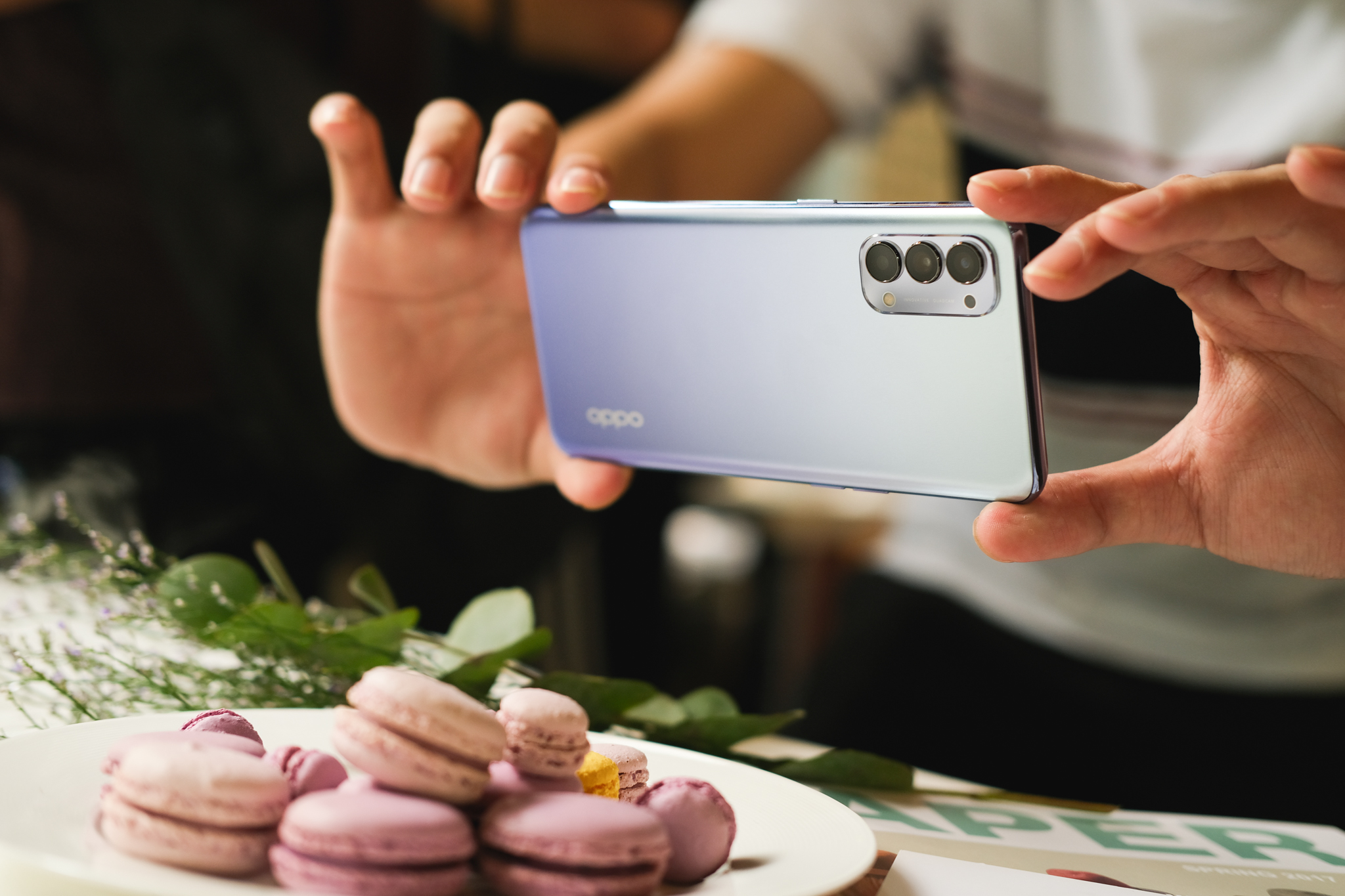 OPPO Reno4 phiên bản Tím Khói hâm nóng thị trường điện thoại cận cao cấp mùa Trung Thu - Ảnh 4. OPPO Reno4 phiên bản Tím Khói hâm nóng thị trường điện thoại cận cao cấp mùa Trung Thu - Ảnh 4.