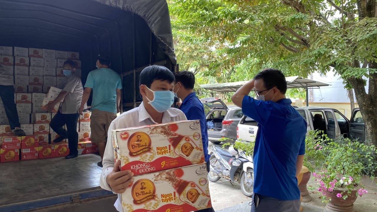 Trà Thanh Nhiệt Dr Thanh tiếp sức cho đồng bào, chiến sĩ tại Quảng Nam - Ảnh 3. Trà Thanh Nhiệt Dr Thanh tiếp sức cho đồng bào, chiến sĩ tại Quảng Nam - Ảnh 3.
