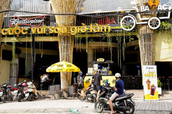 Cà phê Ông Bầu 'bán ké' chuỗi nhà hàng bia Ba Gác tại TP HCM