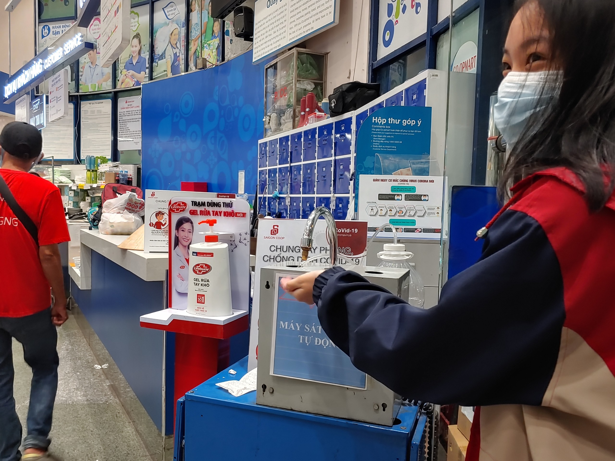 TP HCM 'vắng vẻ' vào cuối tuần trong những ngày dịch COVID-19 - Ảnh 11. TP HCM 'vắng vẻ' vào cuối tuần trong những ngày dịch COVID-19 - Ảnh 11.
