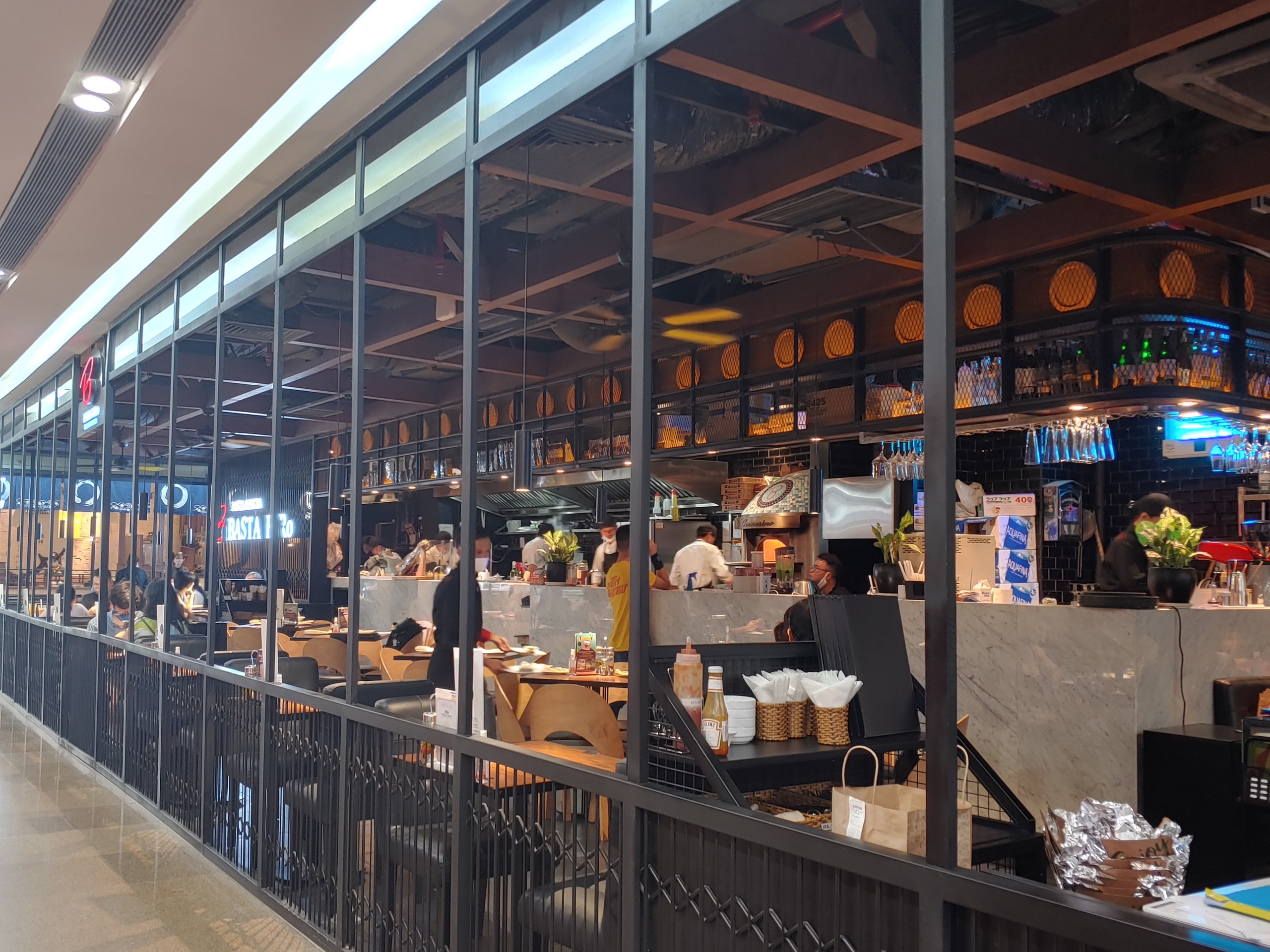 TP HCM 'vắng vẻ' vào cuối tuần trong những ngày dịch COVID-19 - Ảnh 6. TP HCM 'vắng vẻ' vào cuối tuần trong những ngày dịch COVID-19 - Ảnh 6.