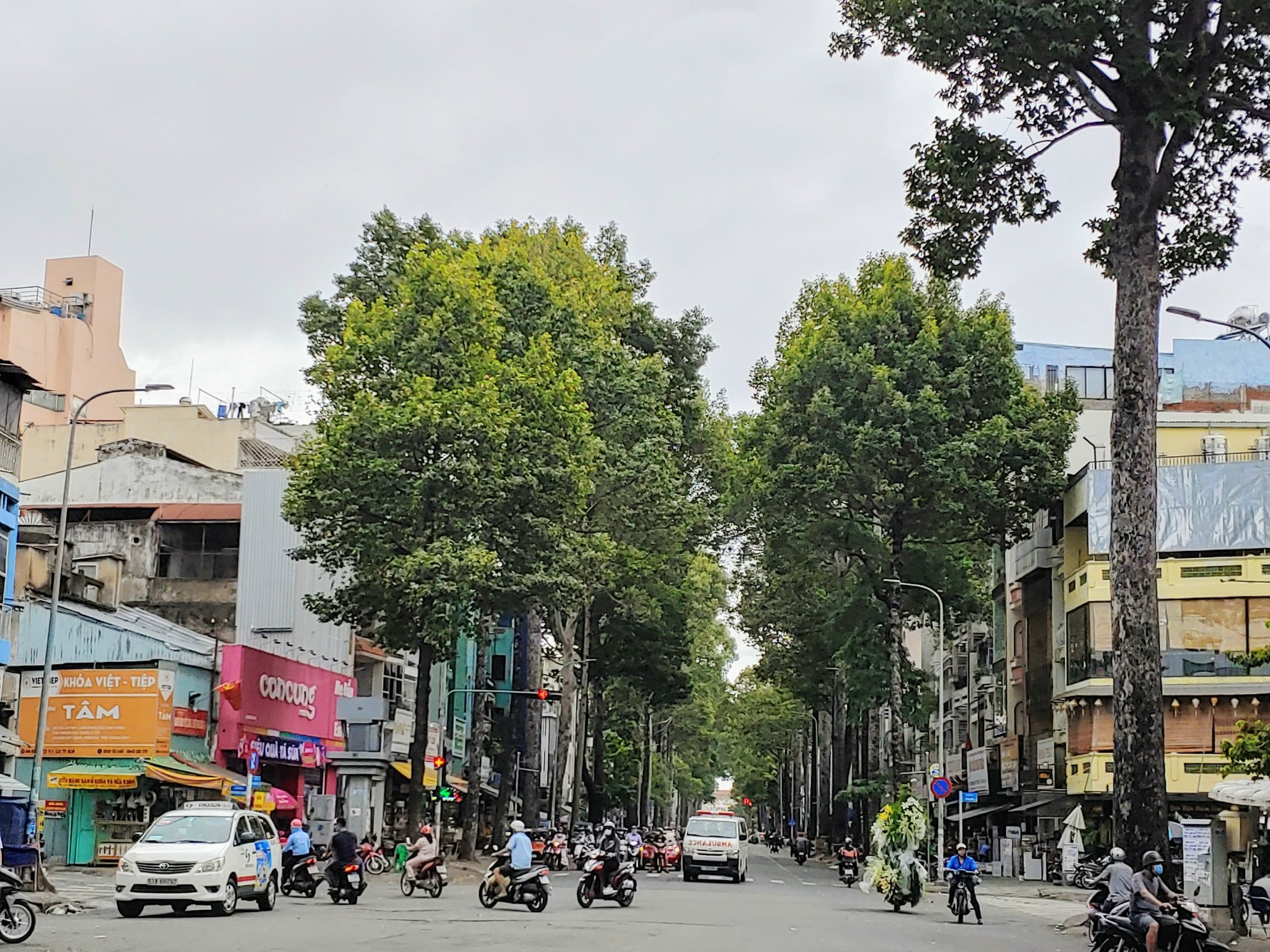 TP HCM 'vắng vẻ' vào cuối tuần trong những ngày dịch COVID-19 - Ảnh 9. TP HCM 'vắng vẻ' vào cuối tuần trong những ngày dịch COVID-19 - Ảnh 9.