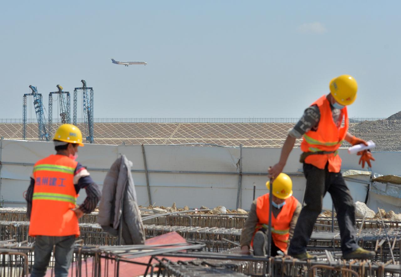 Trong khi Mỹ phát tiền cho dân, Trung Quốc rót tiền vào hạ tầng để kích thích kinh tế (Phần 1) - Ảnh 1. Trong khi Mỹ phát tiền cho dân, Trung Quốc rót tiền vào hạ tầng để kích thích kinh tế (Phần 1) - Ảnh 1.