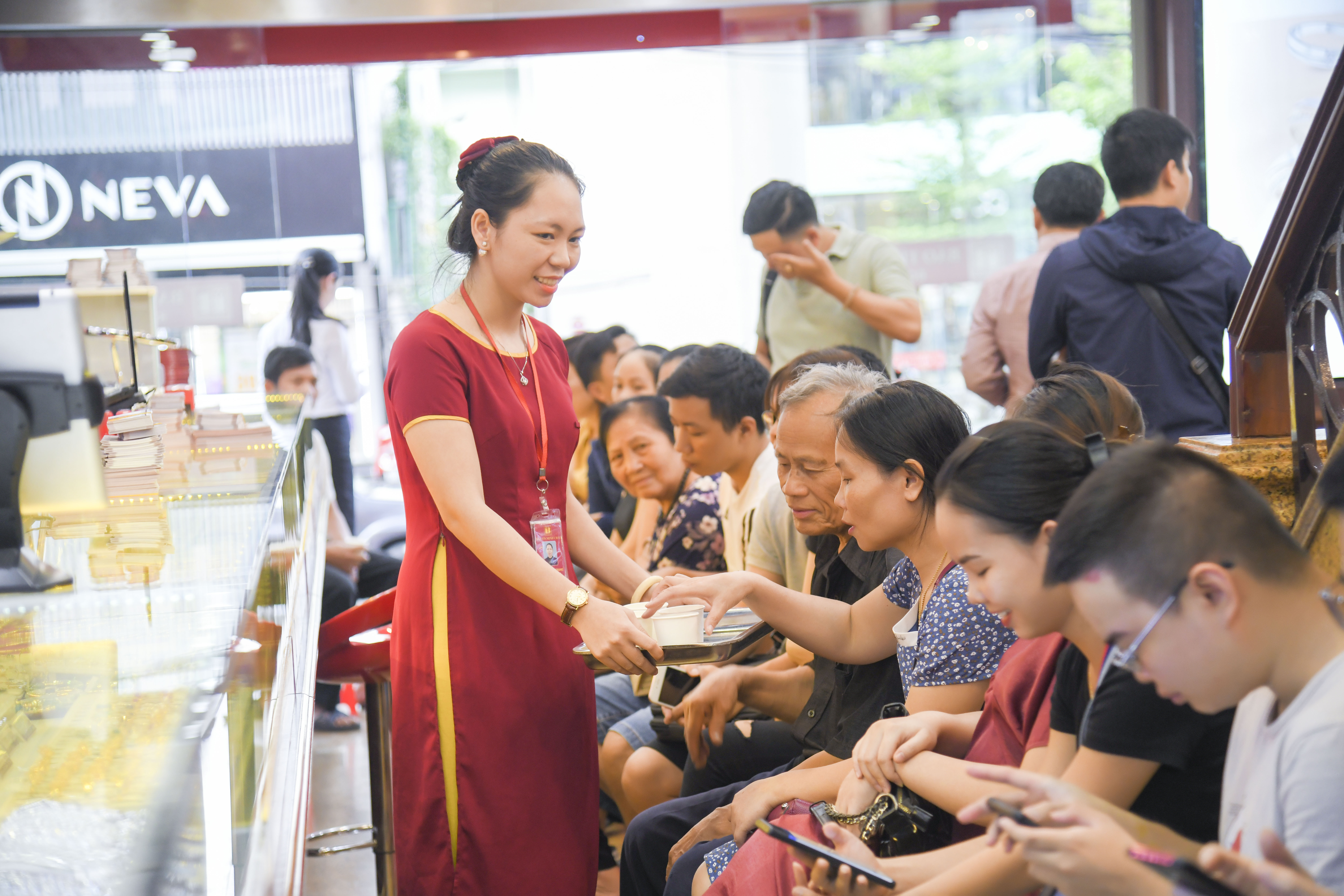 Thị trường vàng trùng xuống, 'lấy hơi' để tăng sức bật trước tháng 7 âm lịch - Ảnh 1.