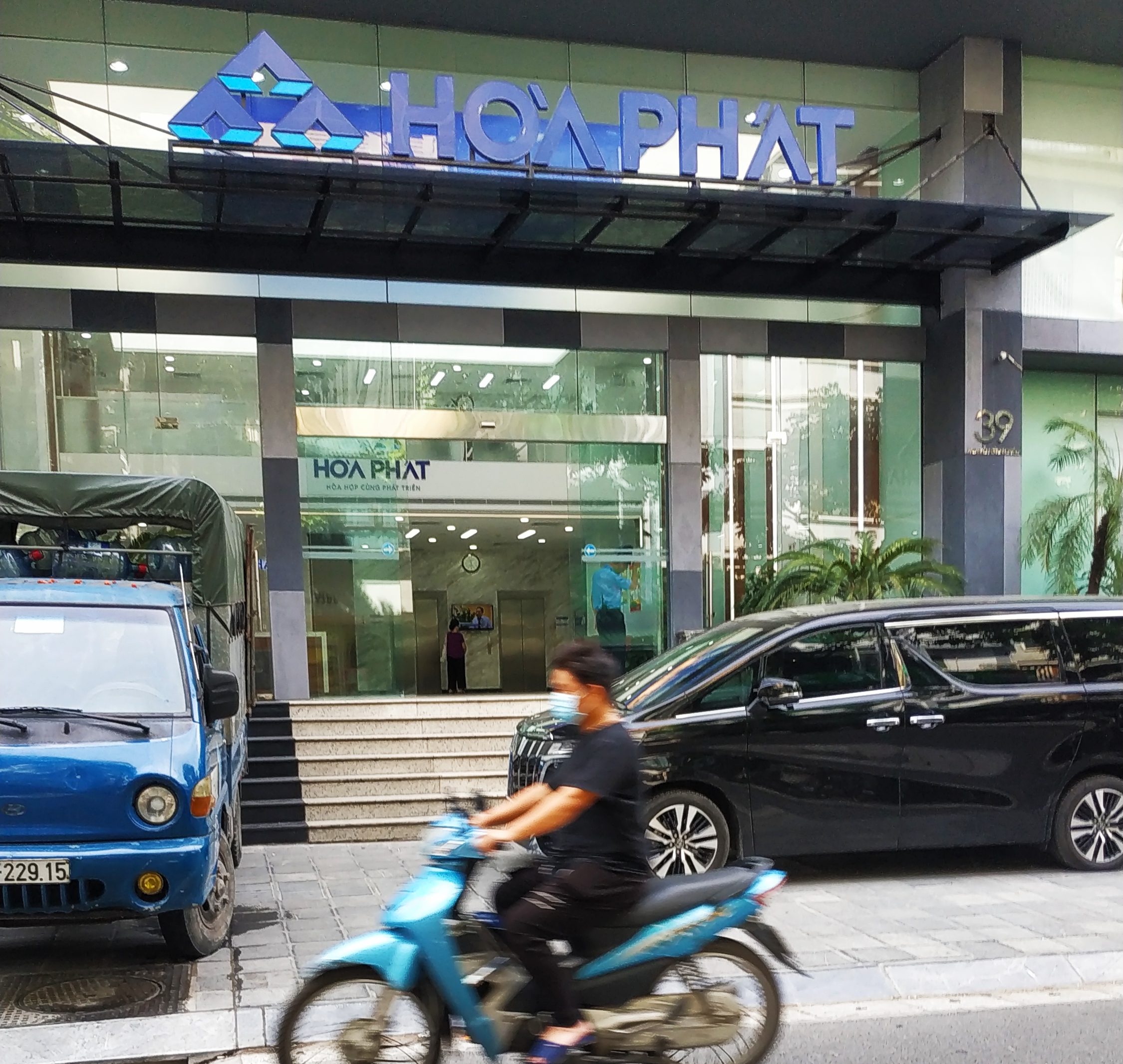 Hòa Phát tiêu thụ 300.000 tấn thép xây dựng tháng 7, tăng 27,5% - Ảnh 1.