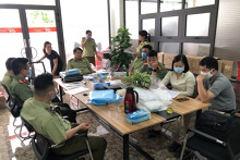 Hà Nội phát hiện 9,5 tấn găng tay cao su cũ, đang chờ tái chế