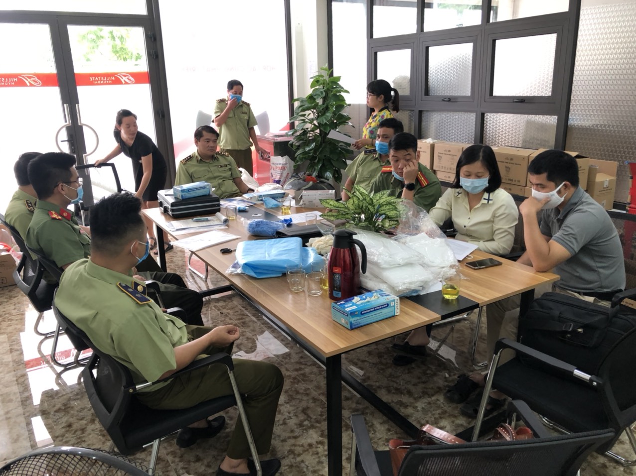 Hà Nội phát hiện 9,5 tấn găng tay cao su cũ, đang chờ tái chế - Ảnh 3. Hà Nội phát hiện 9,5 tấn găng tay cao su cũ, đang chờ tái chế - Ảnh 3.