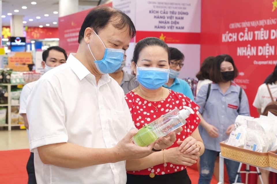 Thứ trưởng Bộ Công Thương Đỗ Thắng Hải đi kiểm tra thực tế việc cung ứng hàng hoá tại siêu thị Co.opmart Hà Nội và siêu thị Big C. (Ảnh: VGP/Phan Trang).