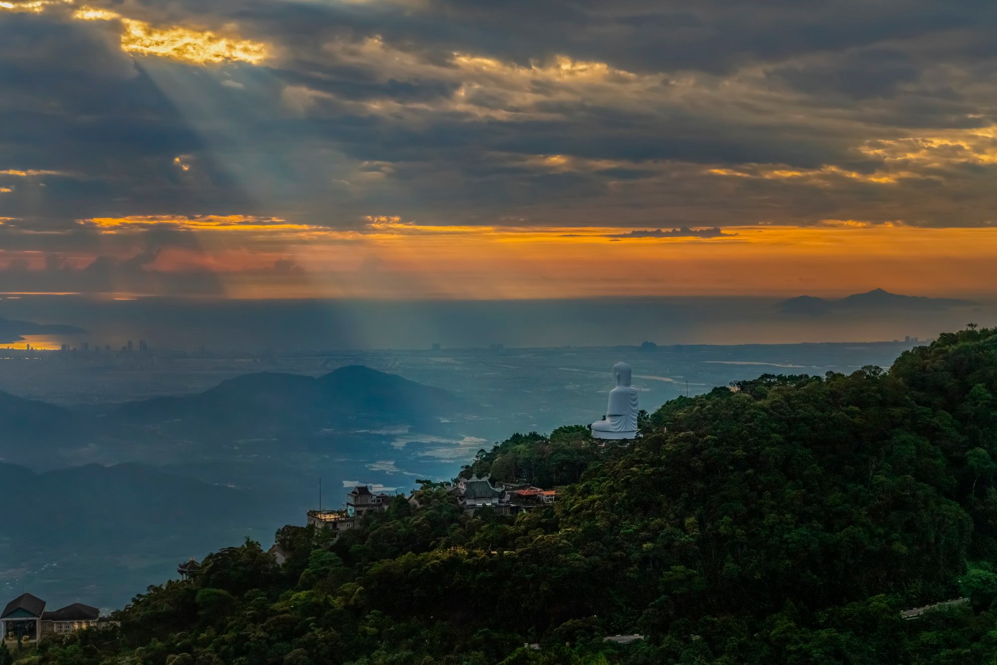 Khám phá lịch sử Bà Nà Hills - chốn 'bồng lai tiên cảnh' hấp dẫn số 1 Việt Nam - Ảnh 4. Khám phá lịch sử Bà Nà Hills - chốn 'bồng lai tiên cảnh' hấp dẫn số 1 Việt Nam - Ảnh 4.