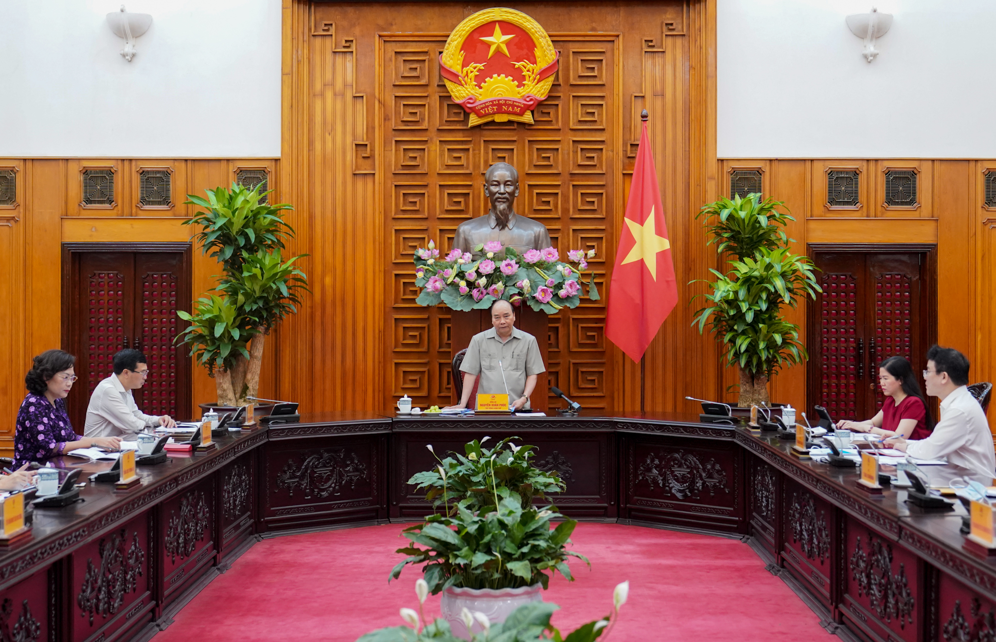 Thủ tướng: Tiếp tục nới lỏng có kiểm soát chính sách tiền tệ, tài khóa - Ảnh 1. Thủ tướng: Tiếp tục nới lỏng có kiểm soát chính sách tiền tệ, tài khóa - Ảnh 1.