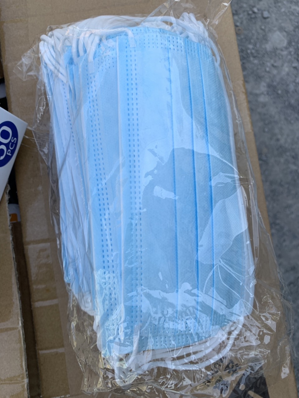 Bắt giữ kho hàng 80.000 khẩu trang nhập lậu tại TP HCM - Ảnh 2.
