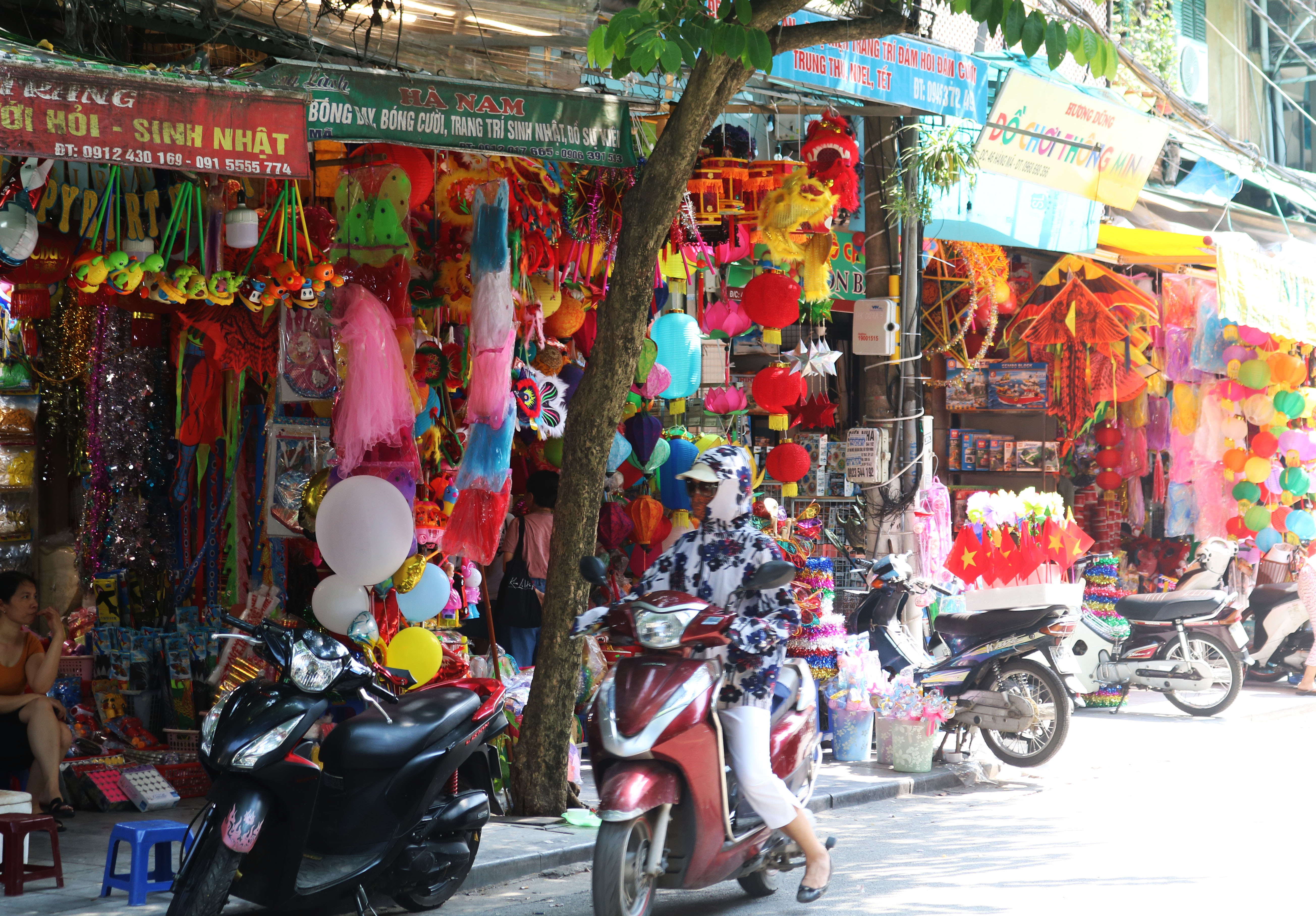 Nghịch lí thị trường: Trăm nghìn thỏi vàng, trang sức, quần áo rẻ mà vẫn ế 'chỏng chơ' - Ảnh 10. Nghịch lí thị trường: Trăm nghìn thỏi vàng, trang sức, quần áo rẻ mà vẫn ế 'chỏng chơ' - Ảnh 10.