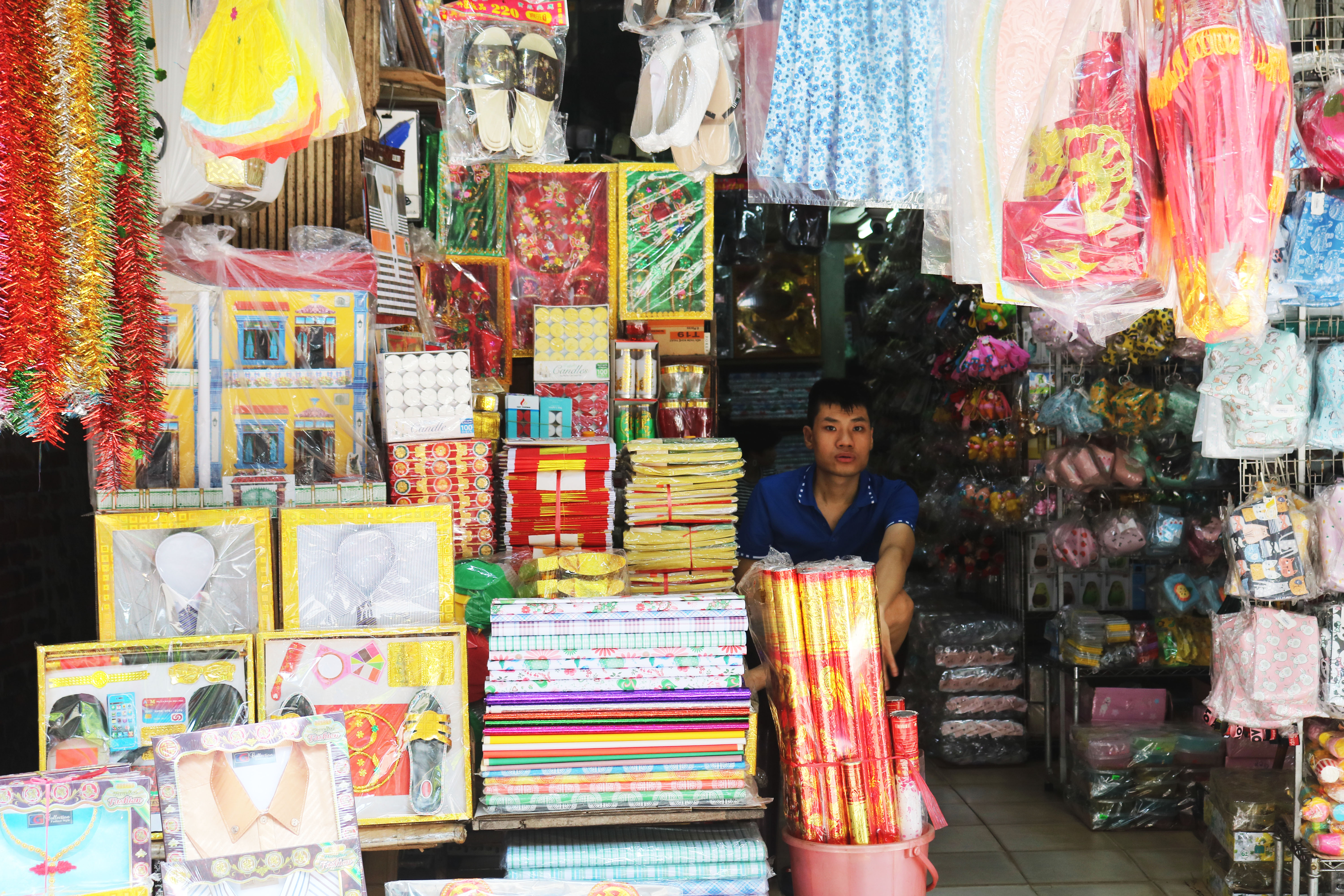 Nghịch lí thị trường: Trăm nghìn thỏi vàng, trang sức, quần áo rẻ mà vẫn ế 'chỏng chơ' - Ảnh 2. Nghịch lí thị trường: Trăm nghìn thỏi vàng, trang sức, quần áo rẻ mà vẫn ế 'chỏng chơ' - Ảnh 2.