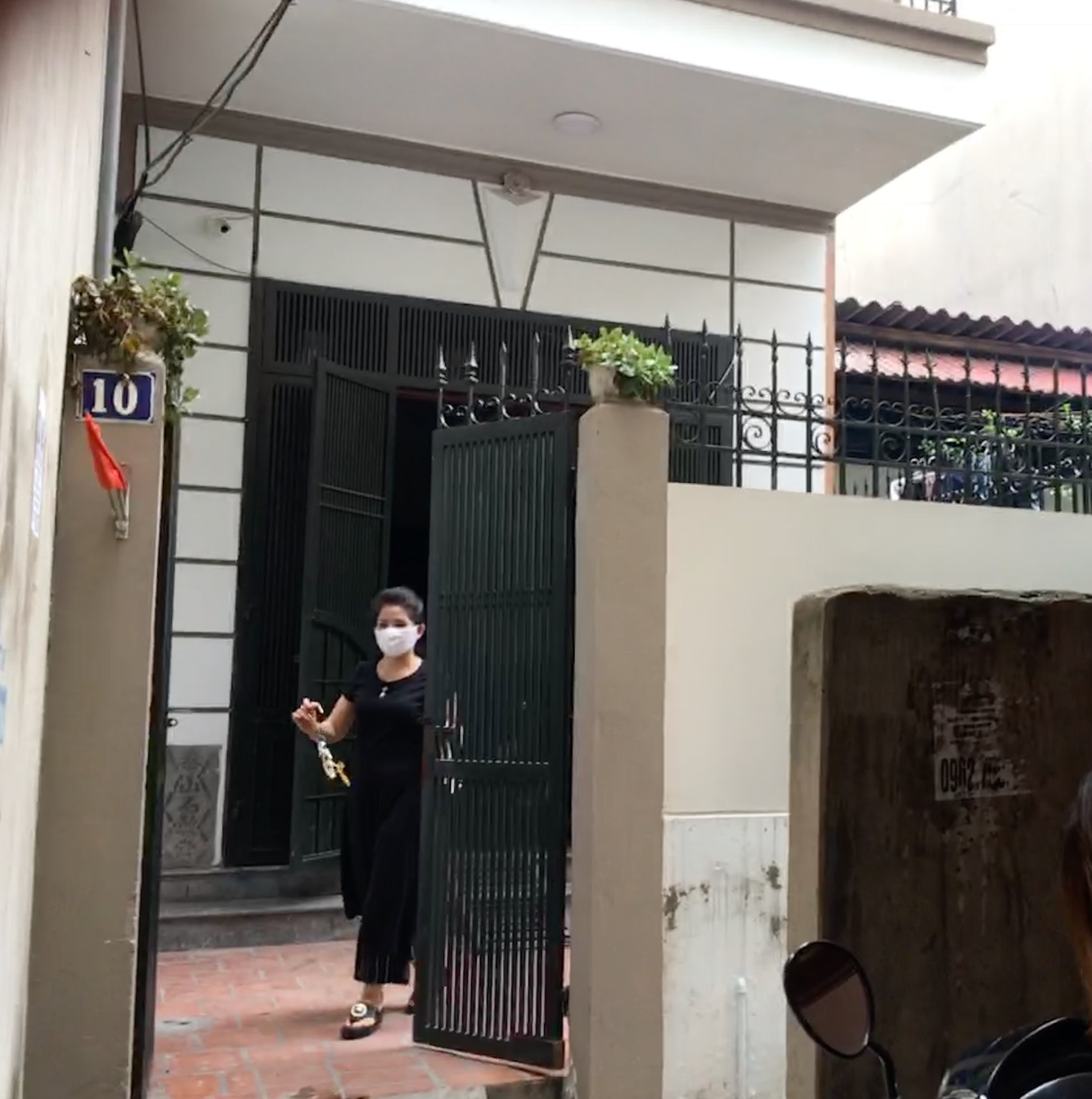 Hà Nội: Gỡ phong tỏa, cuộc sống người dân ngõ 147 Trương Định trở lại bình thường sau ca mắc COVID-19 thứ 969 - Ảnh 2. Hà Nội: Gỡ phong tỏa, cuộc sống người dân ngõ 147 Trương Định trở lại bình thường sau ca mắc COVID-19 thứ 969 - Ảnh 2.