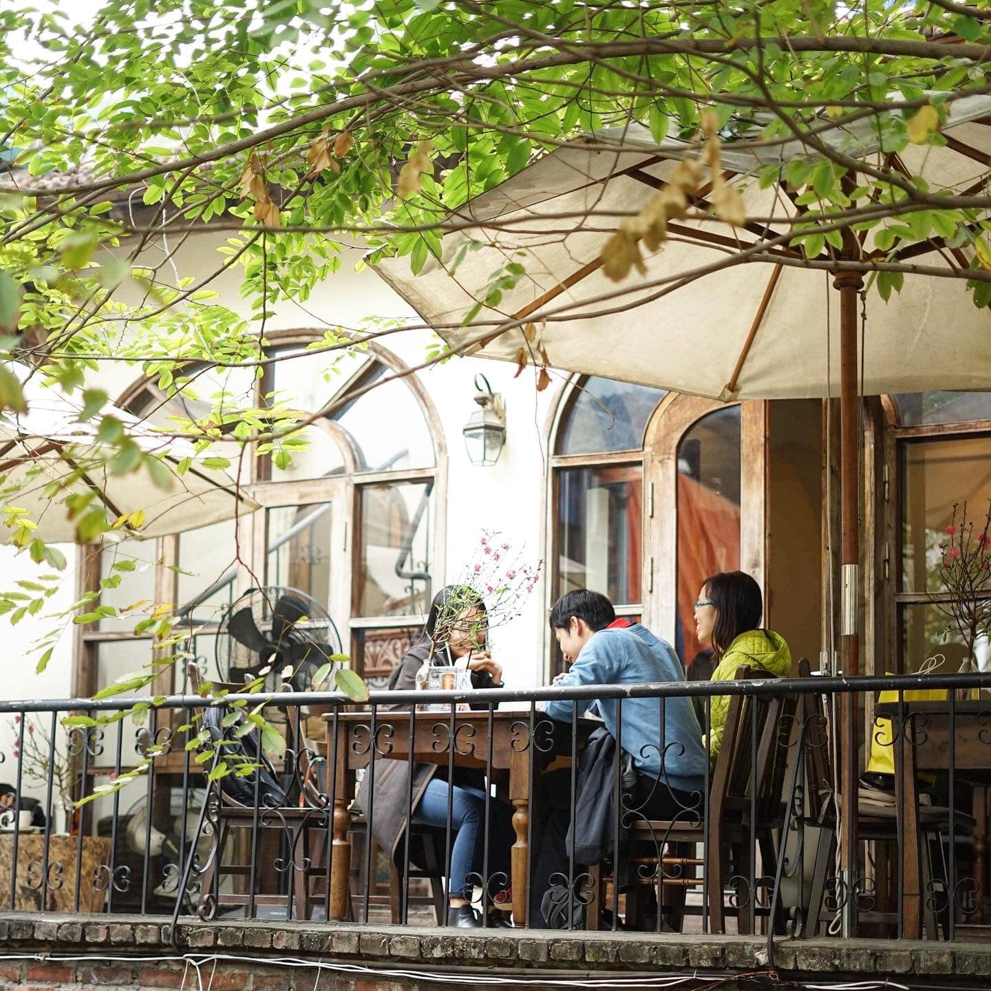 Tận hưởng dịp nghỉ lễ 2/9 với 5 quán cafe view xanh mát, thoáng đãng tại Hà Nội - Ảnh 11. Tận hưởng dịp nghỉ lễ 2/9 với 5 quán cafe view xanh mát, thoáng đãng tại Hà Nội - Ảnh 11.