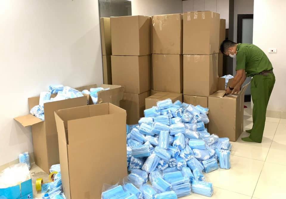 Hà Nội liên tục phát hiện hàng trăm nghìn khẩu trang không rõ nguồn gốc - Ảnh 2.