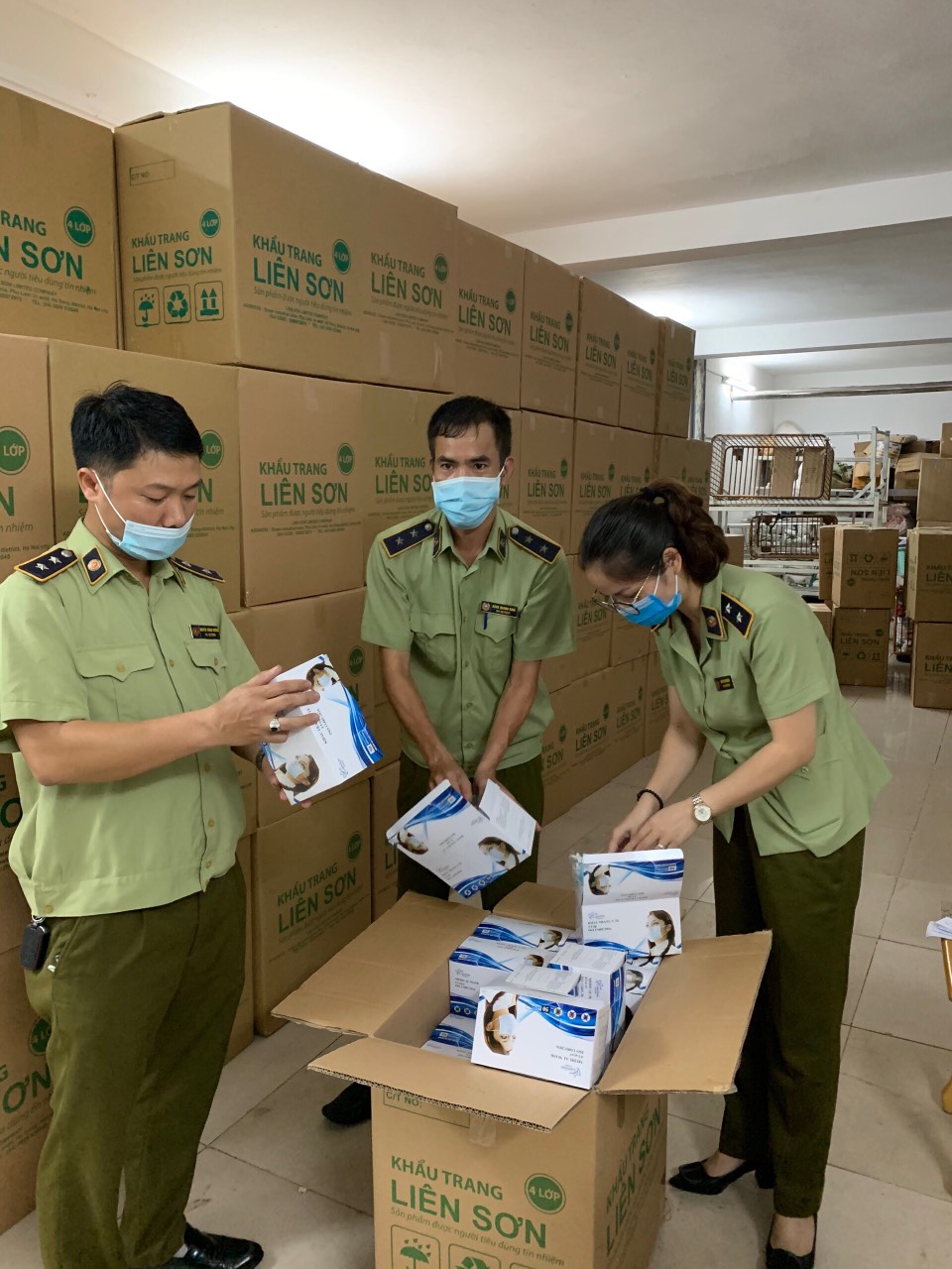 Hà Nội liên tục phát hiện hàng trăm nghìn khẩu trang không rõ nguồn gốc - Ảnh 1.
