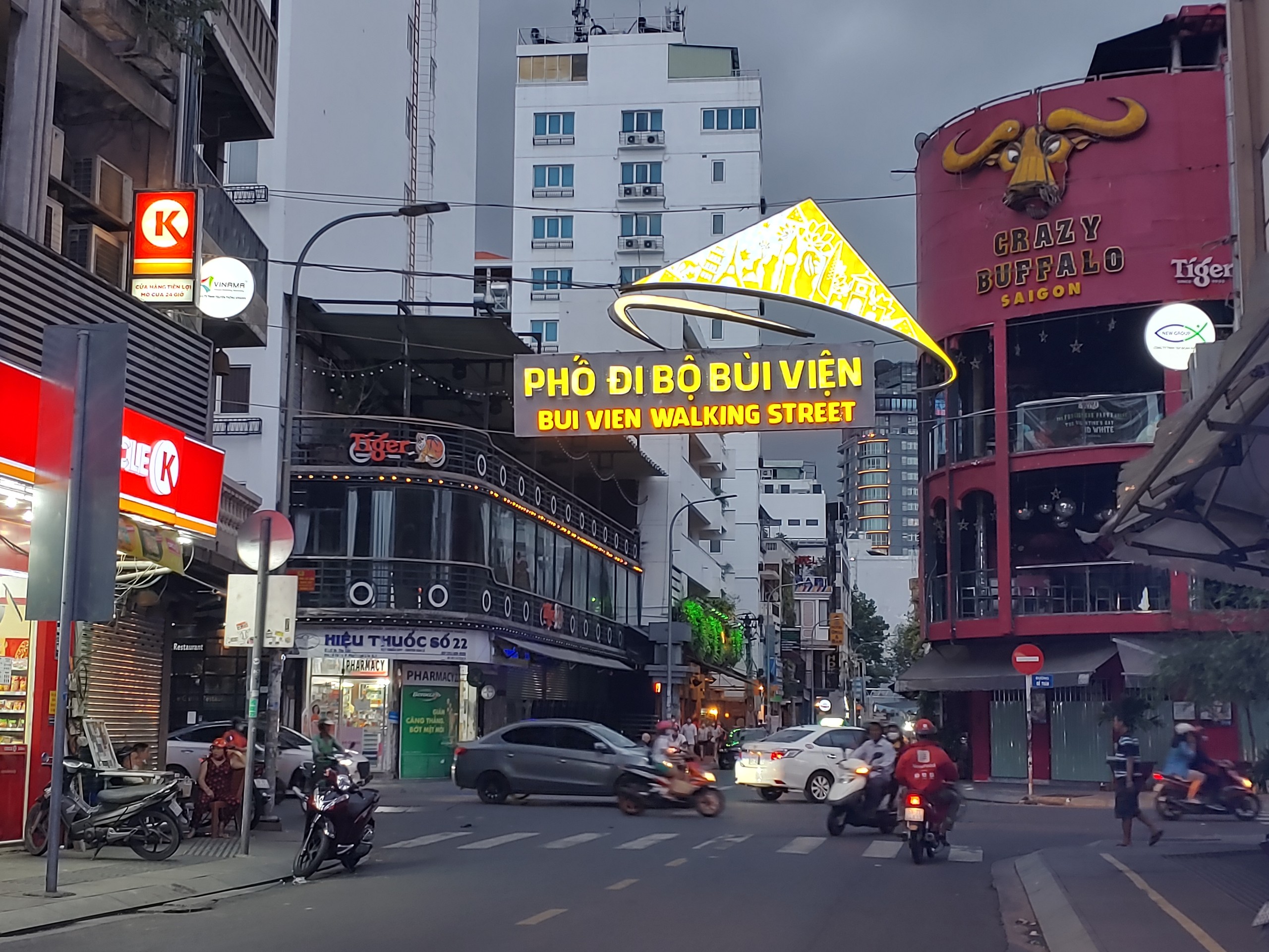 TP HCM: Yêu cầu tạm dừng hoạt động quán bar, vũ trường, sự kiện đông người - Ảnh 1. TP HCM: Yêu cầu tạm dừng hoạt động quán bar, vũ trường, sự kiện đông người - Ảnh 1.