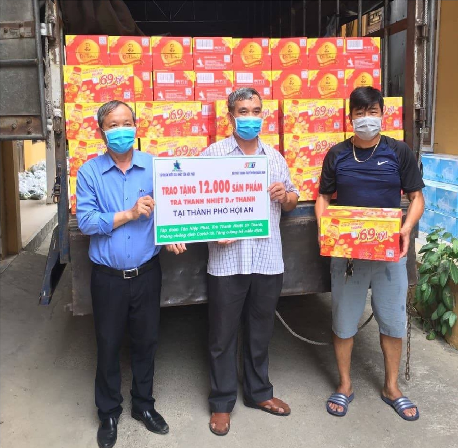 Trà Thanh Nhiệt Dr Thanh tiếp sức cho đồng bào, chiến sĩ tại Quảng Nam - Ảnh 3. Trà Thanh Nhiệt Dr Thanh tiếp sức cho đồng bào, chiến sĩ tại Quảng Nam - Ảnh 3.