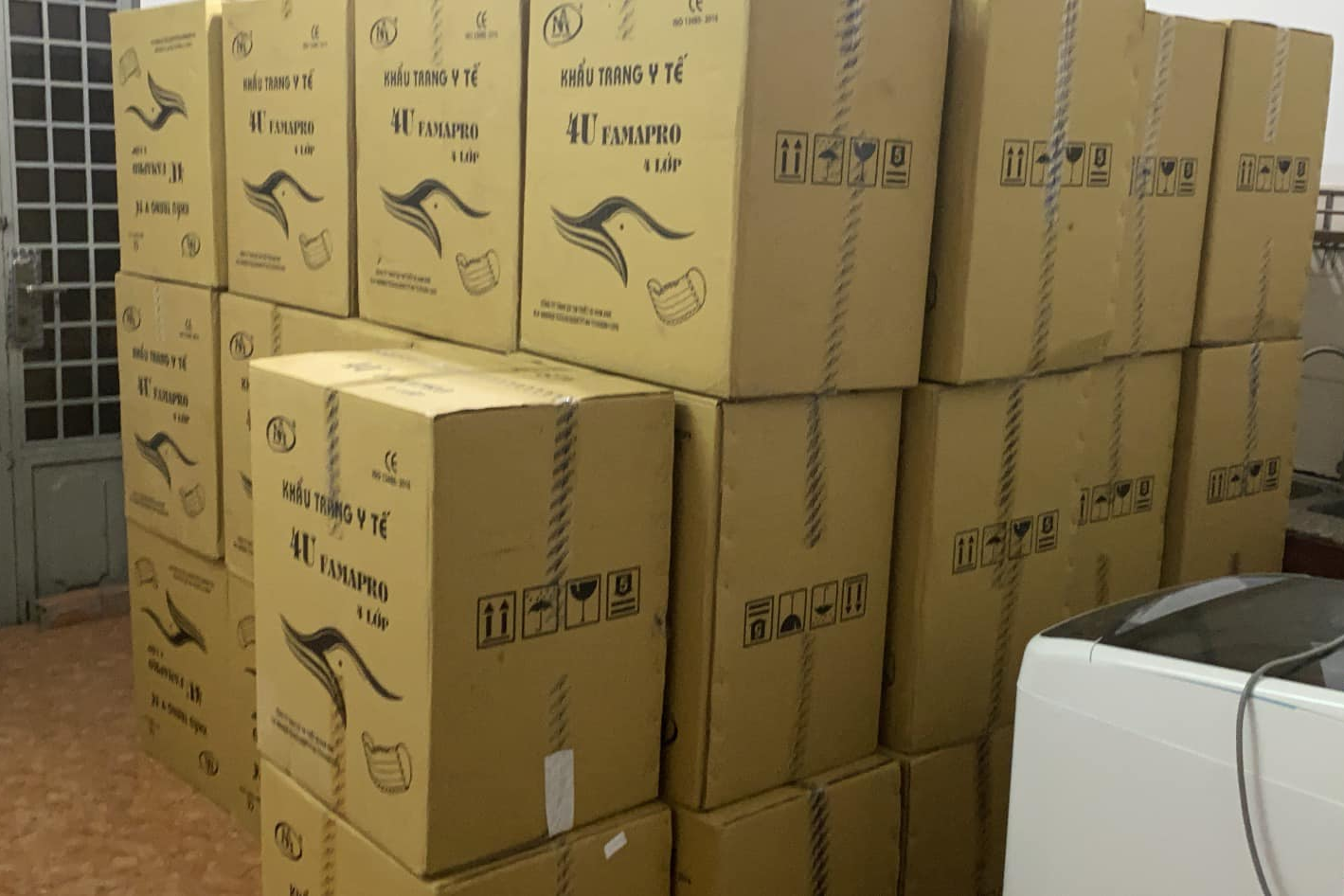 Khẩu trang y tế hết sốt ảo, giá lao dốc chóng mặt, dân buôn 'khóc ròng' vì trót ôm hàng - Ảnh 2. Khẩu trang y tế hết sốt ảo, giá lao dốc chóng mặt, dân buôn 'khóc ròng' vì trót ôm hàng - Ảnh 2.
