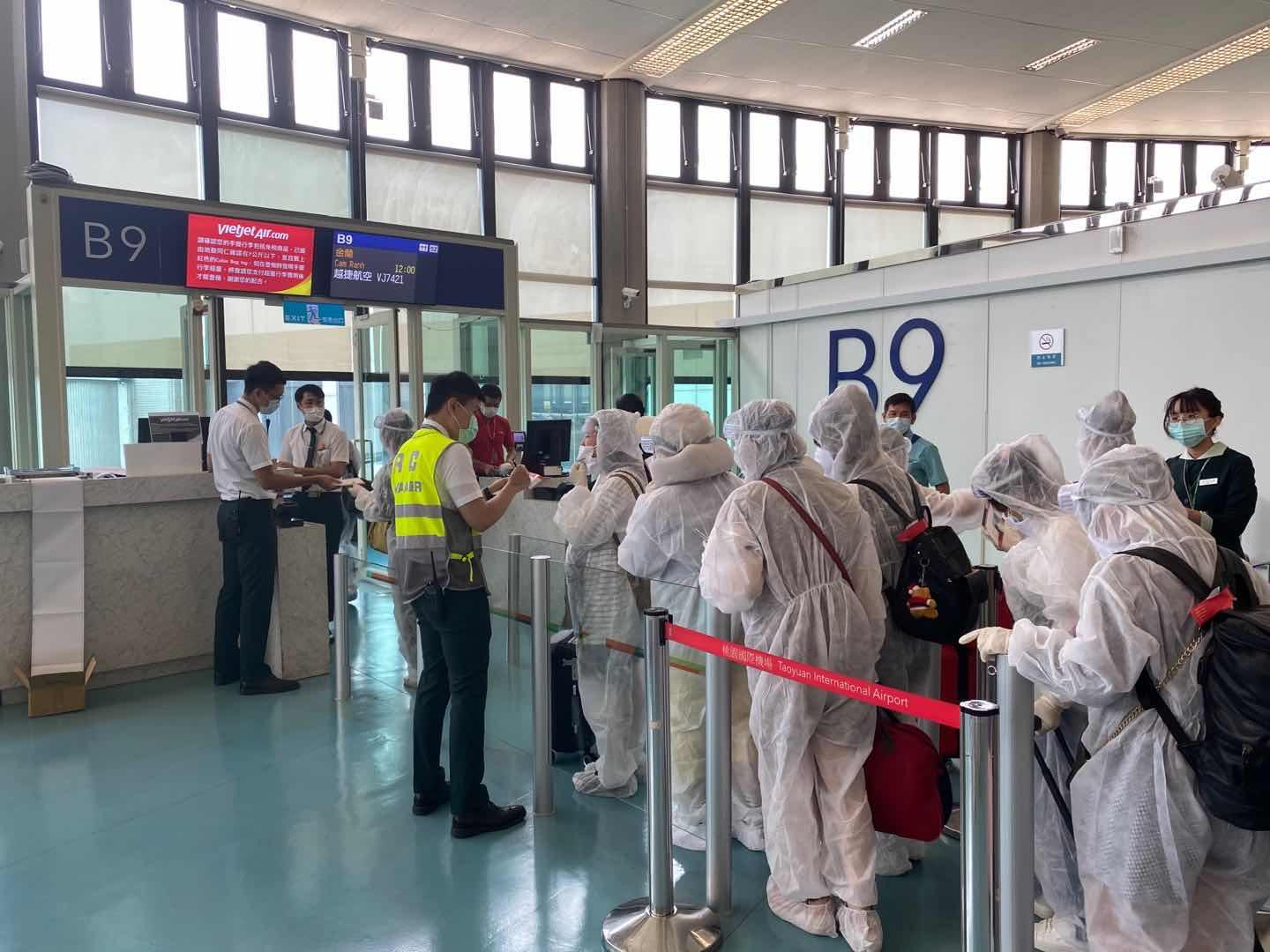 Vietjet thực hiện trung bình một chuyến bay/ngày đưa đồng bào hồi hương - Ảnh 3. Vietjet thực hiện trung bình một chuyến bay/ngày đưa đồng bào hồi hương - Ảnh 3.