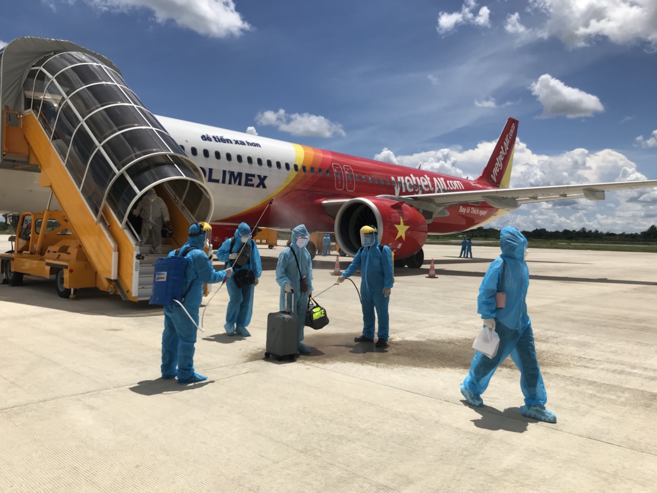Vietjet thực hiện trung bình một chuyến bay/ngày đưa đồng bào hồi hương - Ảnh 1. Vietjet thực hiện trung bình một chuyến bay/ngày đưa đồng bào hồi hương - Ảnh 1.