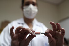 Mỹ hay Trung Quốc, châu Á lựa chọn mua vắc xin Covid-19 của nước nào?