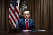 Ông Trump tăng áp lực lên Trung Quốc khi kí lệnh cấm giao dịch với TikTok và WeChat