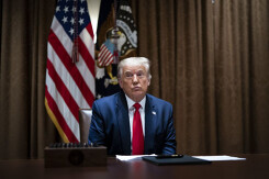 Ông Trump tăng áp lực lên Trung Quốc khi kí lệnh cấm giao dịch với TikTok và WeChat