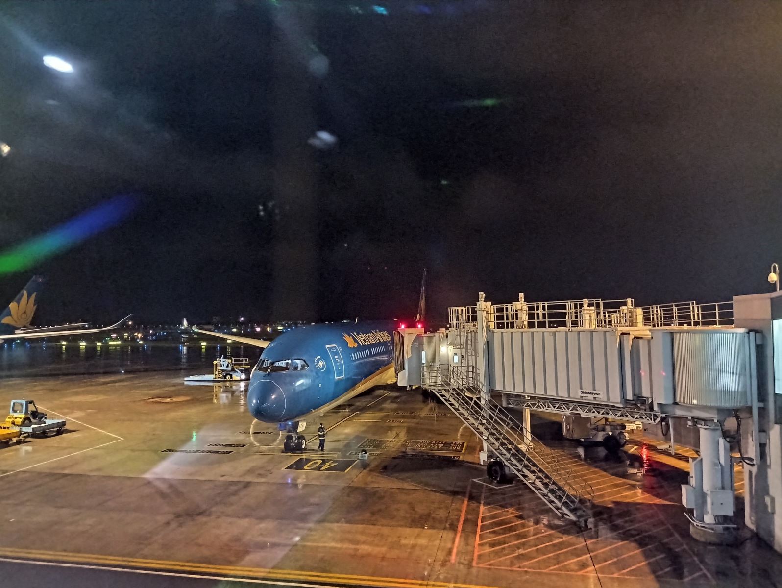 Vietnam Airlines lần đầu khai thác đường bay thẳng đến Texas đón gần 350 công dân về nước - Ảnh 2. Vietnam Airlines lần đầu khai thác đường bay thẳng đến Texas đón gần 350 công dân về nước - Ảnh 2.