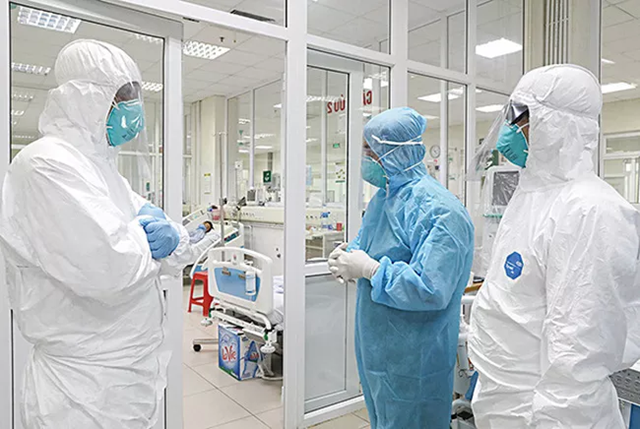 Hai bệnh nhân 749 và 750: Đi các quán cà phê, rạp chiếu phim, dâng hương tại nghĩa trang - Ảnh 1. Hai bệnh nhân 749 và 750: Đi các quán cà phê, rạp chiếu phim, dâng hương tại nghĩa trang - Ảnh 1.