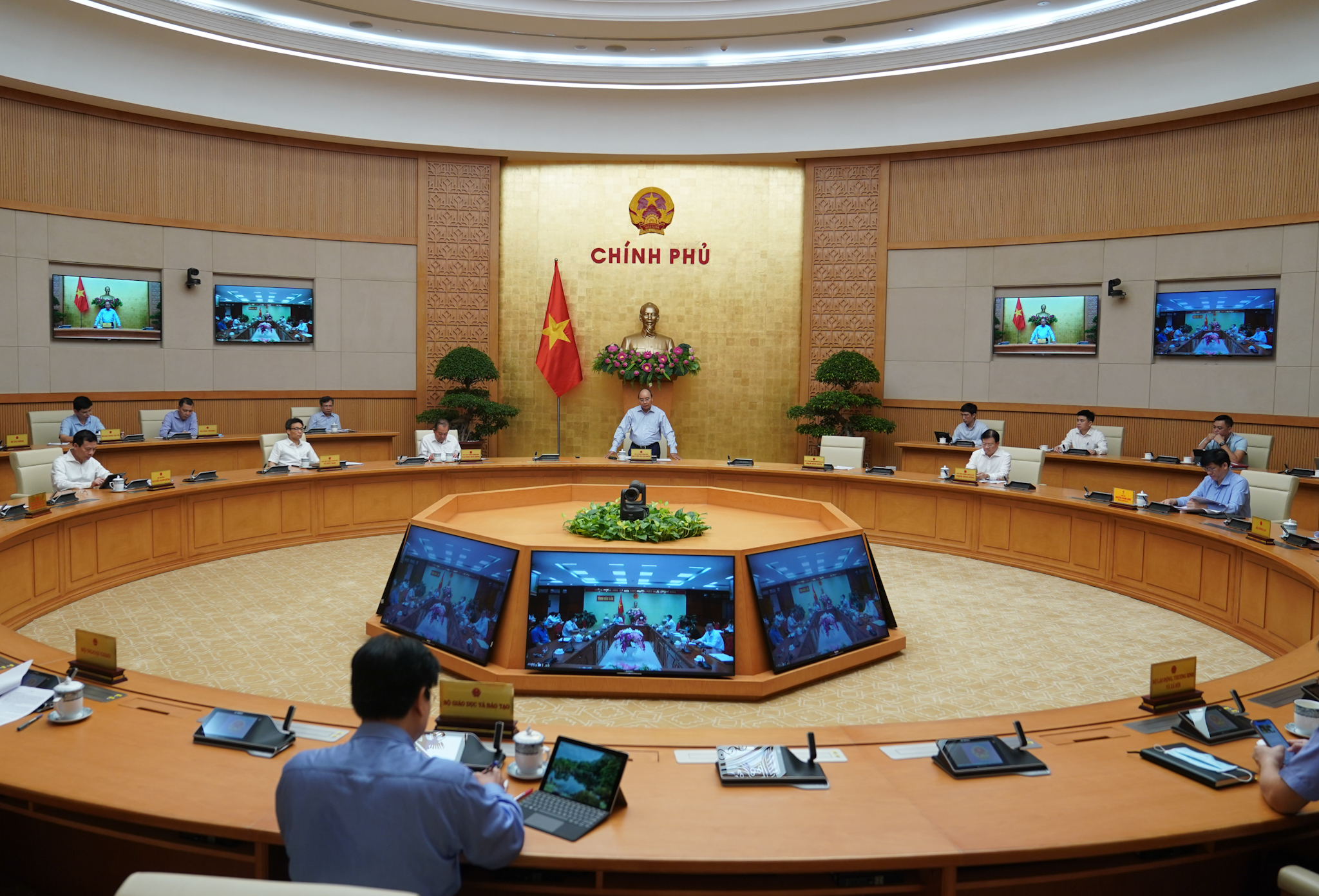Thủ tướng: Hà Nội, TP HCM cần biện pháp mạnh để khoanh, xử lí ổ dịch - Ảnh 1. Thủ tướng: Hà Nội, TP HCM cần biện pháp mạnh để khoanh, xử lí ổ dịch - Ảnh 1.