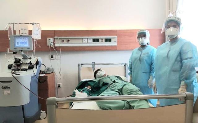Huyết tương từ 2 người hiến đầu tiên đã sẵn sàng dùng cho người bệnh COVID-19 - Ảnh 1. Huyết tương từ 2 người hiến đầu tiên đã sẵn sàng dùng cho người bệnh COVID-19 - Ảnh 1.
