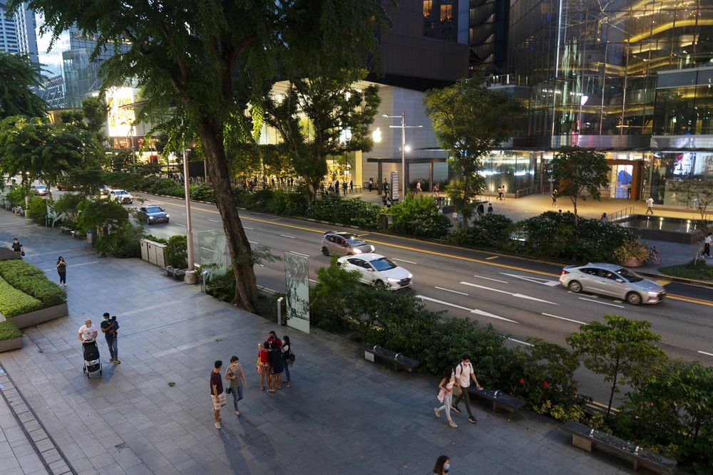 Thánh địa mua sắm hàng đầu châu Á chìm trong tẻ nhạt vì COVID-19 - Ảnh 1.