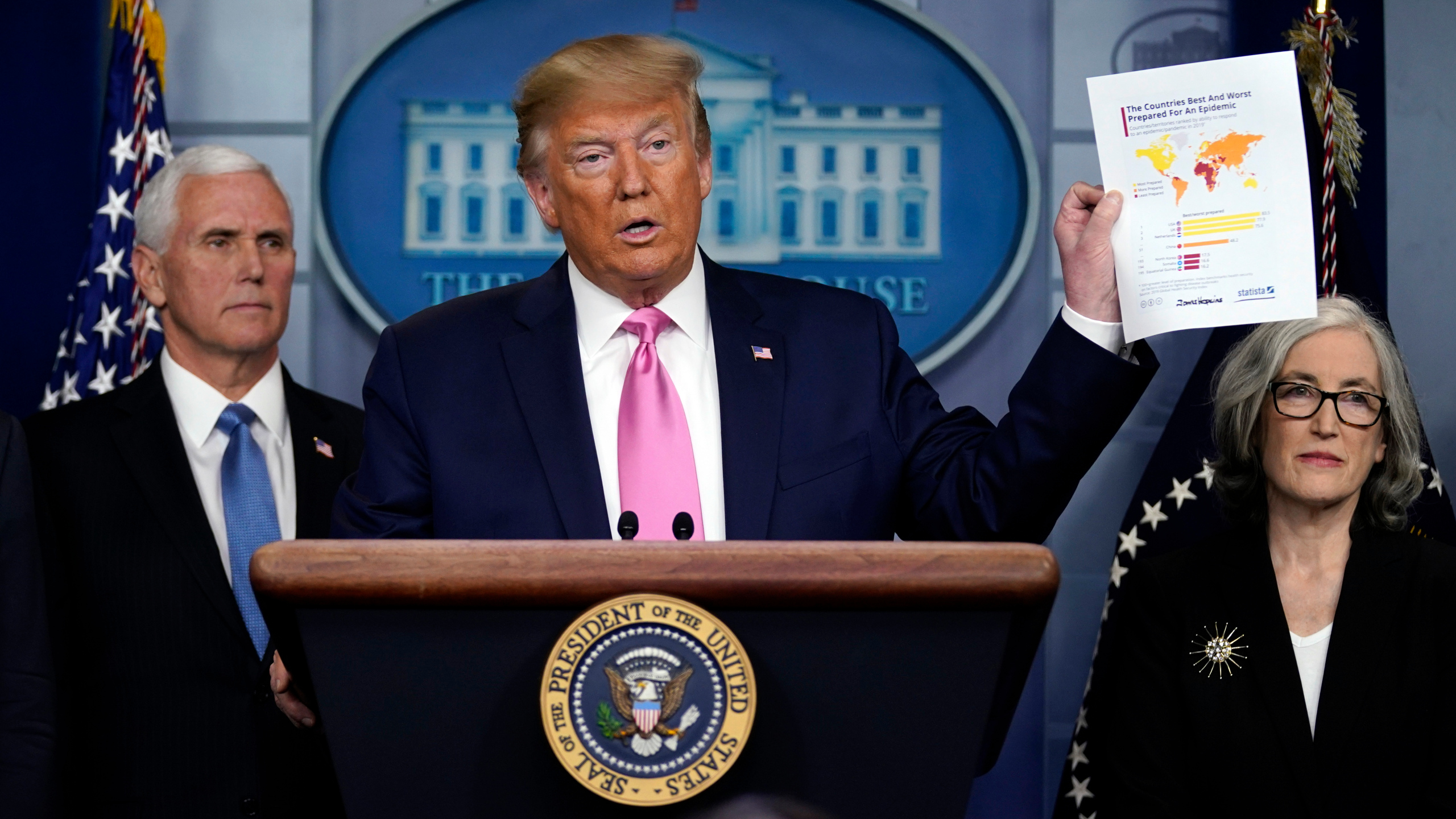 Ông Trump: 'Tôi cố tình hạ thấp mức độ nghiêm trọng của đại dịch COVID-19 để công chúng không hoảng loạn' - Ảnh 1. Ông Trump: 'Tôi cố tình hạ thấp mức độ nghiêm trọng của đại dịch COVID-19 để công chúng không hoảng loạn' - Ảnh 1.