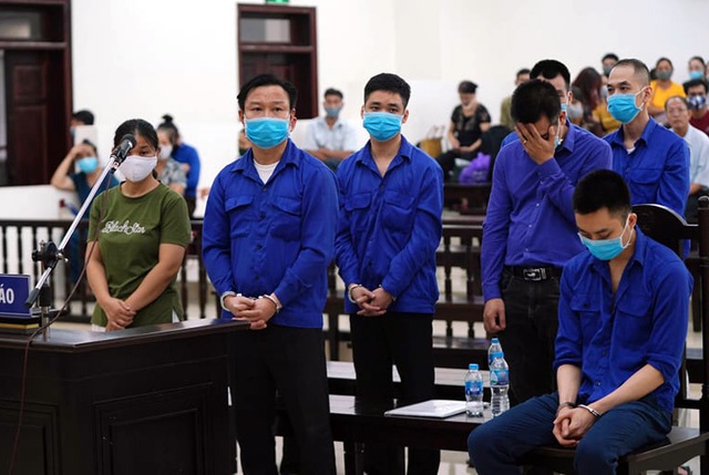 Lê Văn Quang cùng các đồng phạm tại tòa. (Ảnh: Dân Trí). Lê Văn Quang cùng các đồng phạm tại tòa. (Ảnh: Dân Trí).