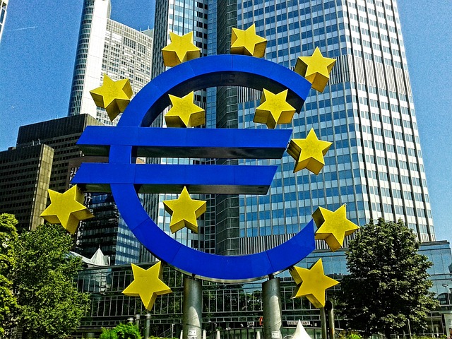 ECB quyết định duy trì lãi suất ở mức thấp kỉ lục, tiếp tục các chương trình nới lỏng - Ảnh 1.