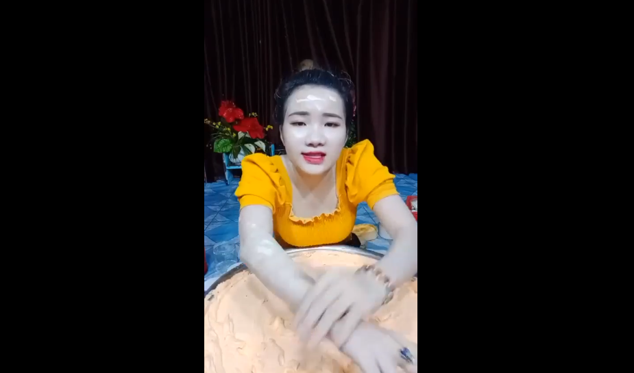Người Việt 'đua nhau' livestream bán hàng - Ảnh 2. Người Việt 'đua nhau' livestream bán hàng - Ảnh 2.